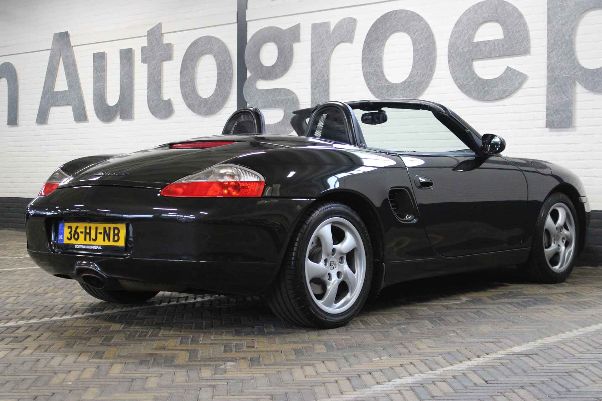 Porsche Boxster 2.7 | Hard en soft top dak | Elektrisch bedienbaar cabrio dak | Airco | Cruise | 16 Inch LMV | Half leder/alcantara bekleding | Origineel NL auto | NAP | - 4/51