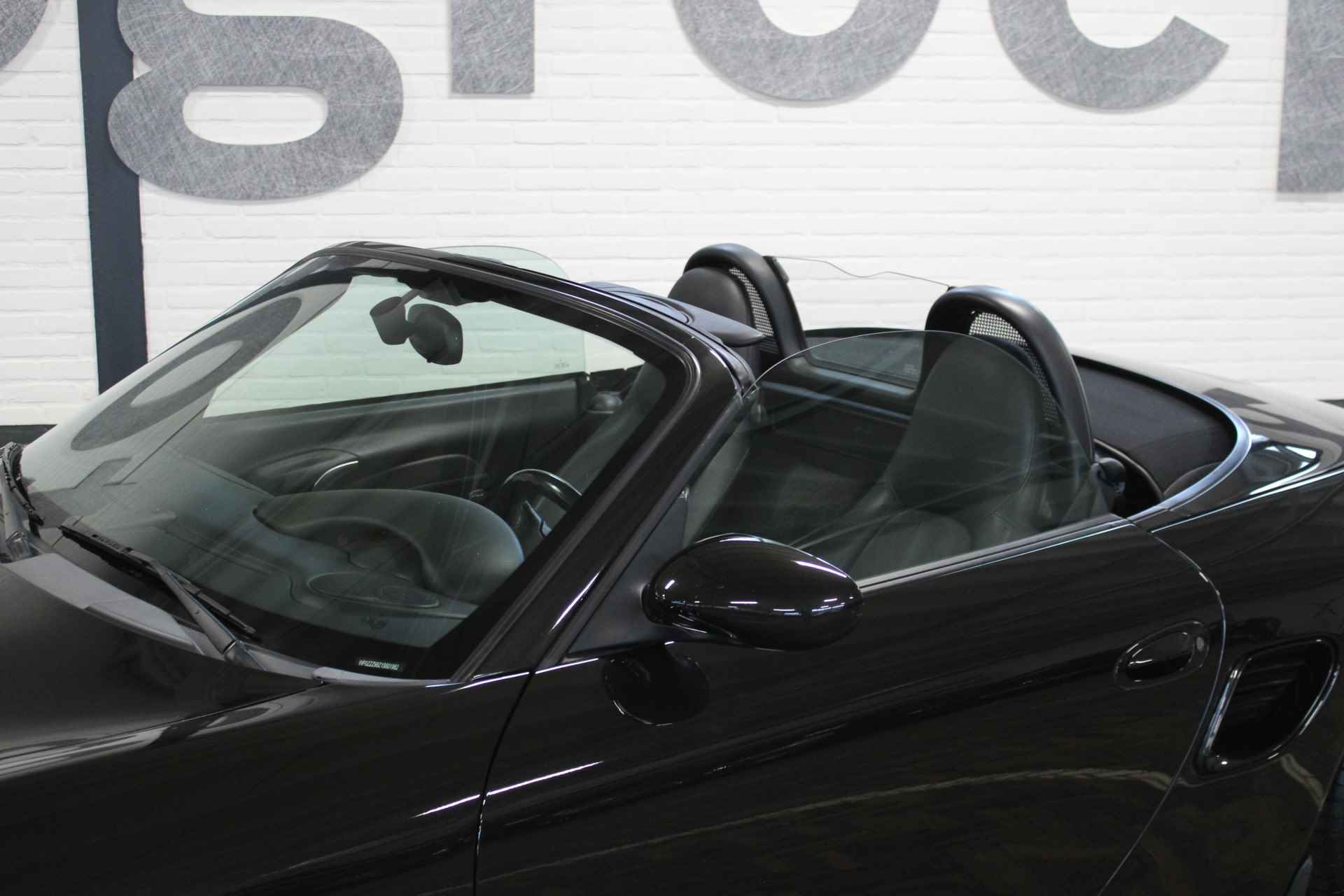 Porsche Boxster 2.7 | Hard en soft top dak | Elektrisch bedienbaar cabrio dak | Airco | Cruise | 16 Inch LMV | Half leder/alcantara bekleding | Origineel NL auto | NAP | - 14/51