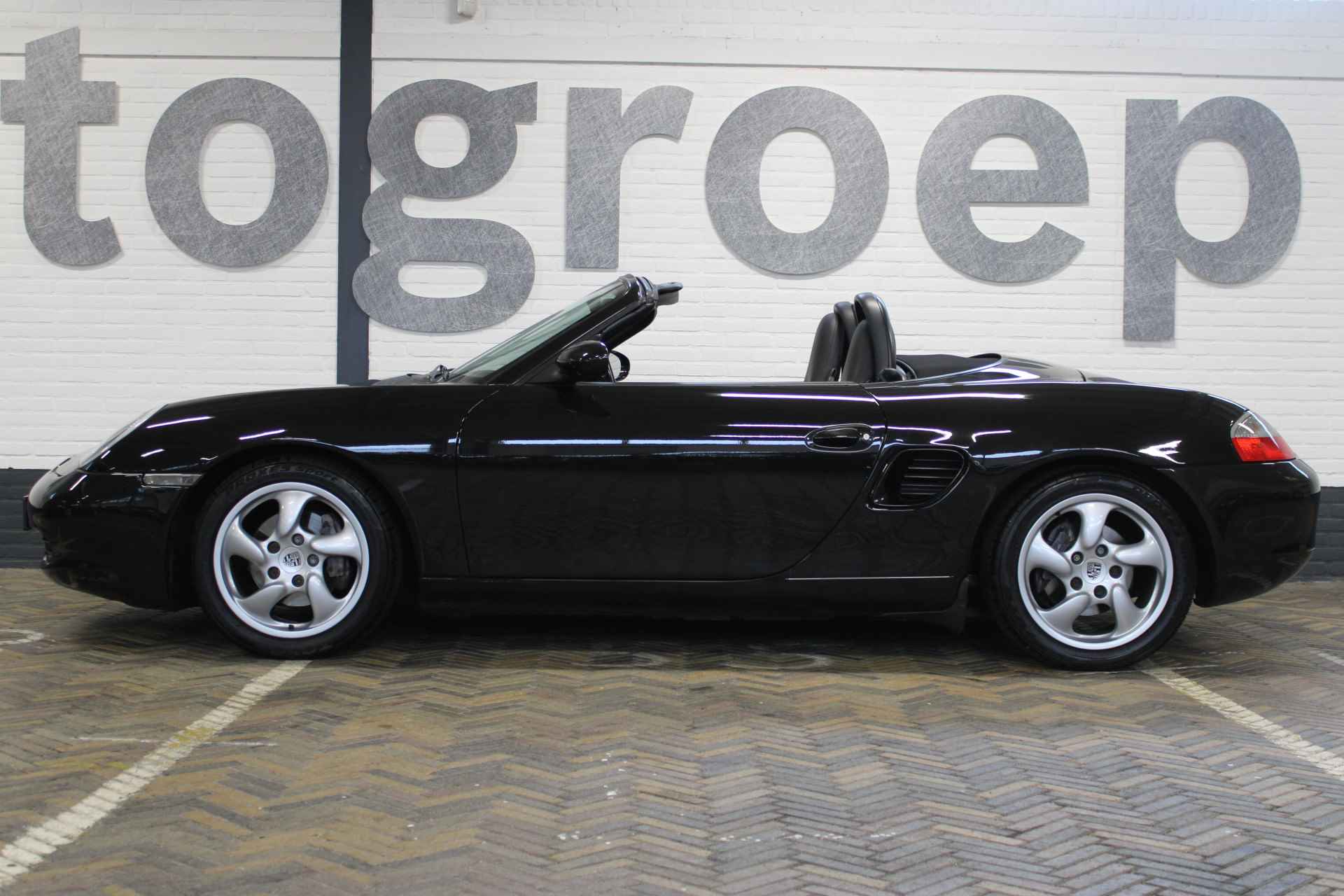 Porsche Boxster 2.7 | Hard en soft top dak | Elektrisch bedienbaar cabrio dak | Airco | Cruise | 16 Inch LMV | Half leder/alcantara bekleding | Origineel NL auto | NAP | - 16/51