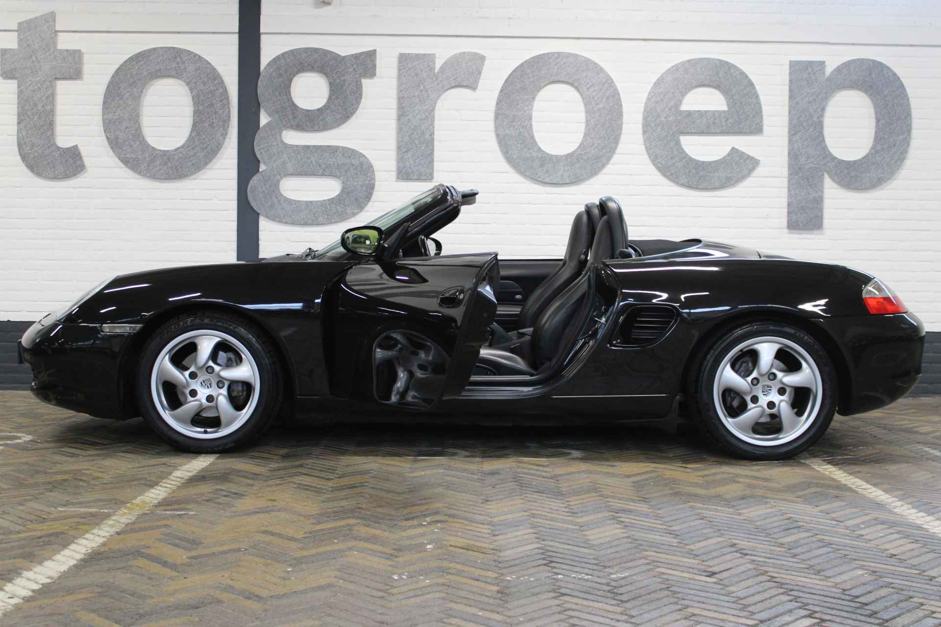 Porsche Boxster 2.7 | Hard en soft top dak | Elektrisch bedienbaar cabrio dak | Airco | Cruise | 16 Inch LMV | Half leder/alcantara bekleding | Origineel NL auto | NAP | - 17/51