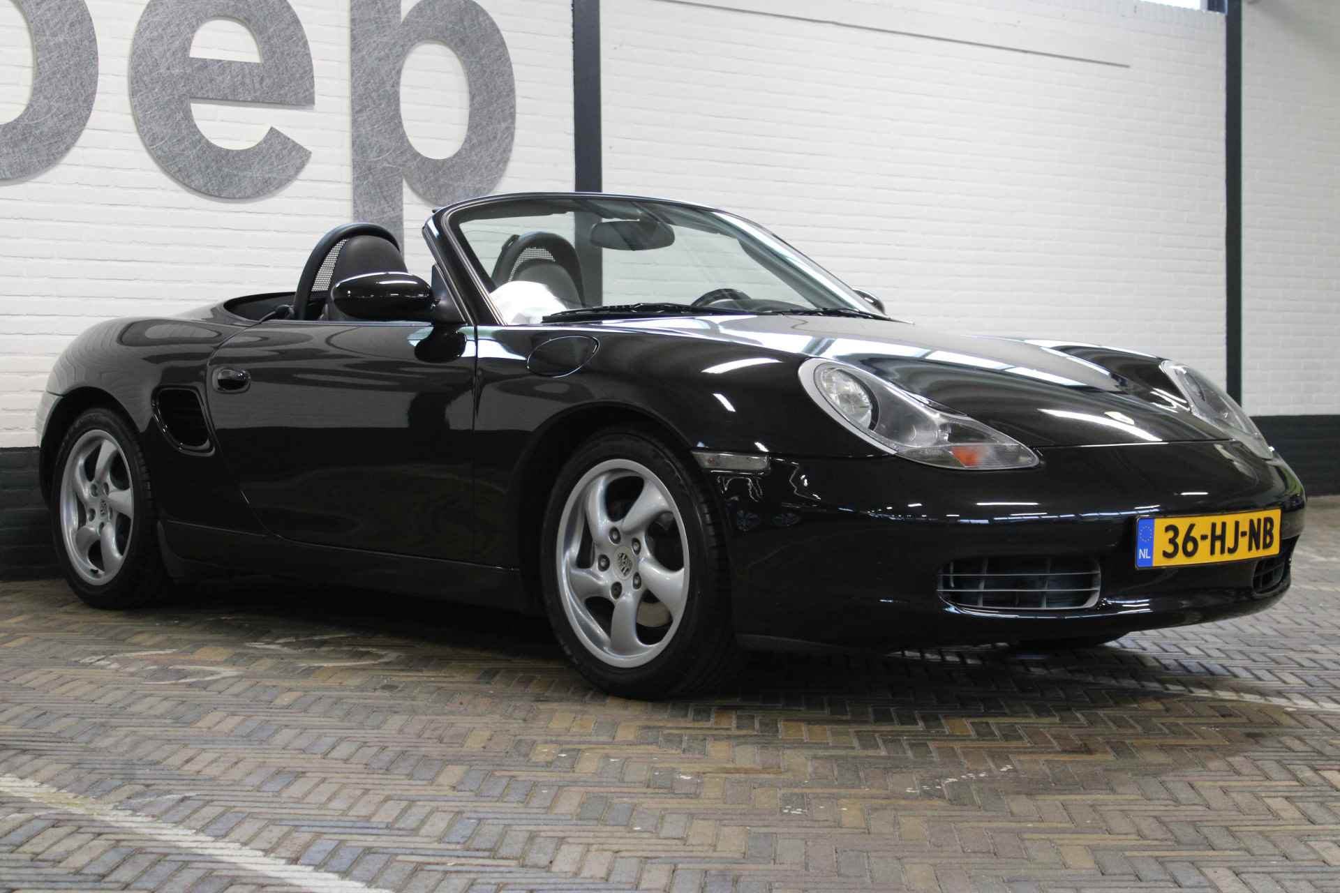 Porsche Boxster 2.7 | Hard en soft top dak | Elektrisch bedienbaar cabrio dak | Airco | Cruise | 16 Inch LMV | Half leder/alcantara bekleding | Origineel NL auto | NAP | - 22/51