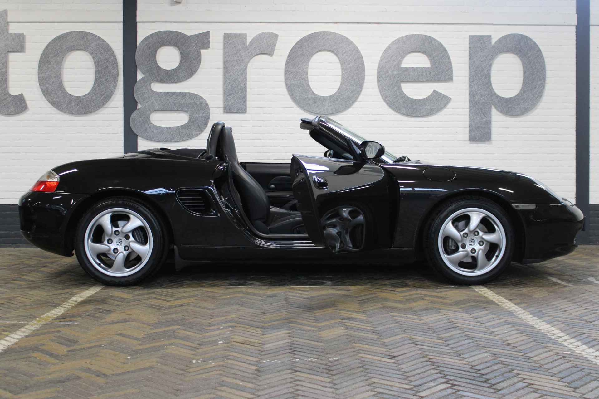 Porsche Boxster 2.7 | Hard en soft top dak | Elektrisch bedienbaar cabrio dak | Airco | Cruise | 16 Inch LMV | Half leder/alcantara bekleding | Origineel NL auto | NAP | - 24/51