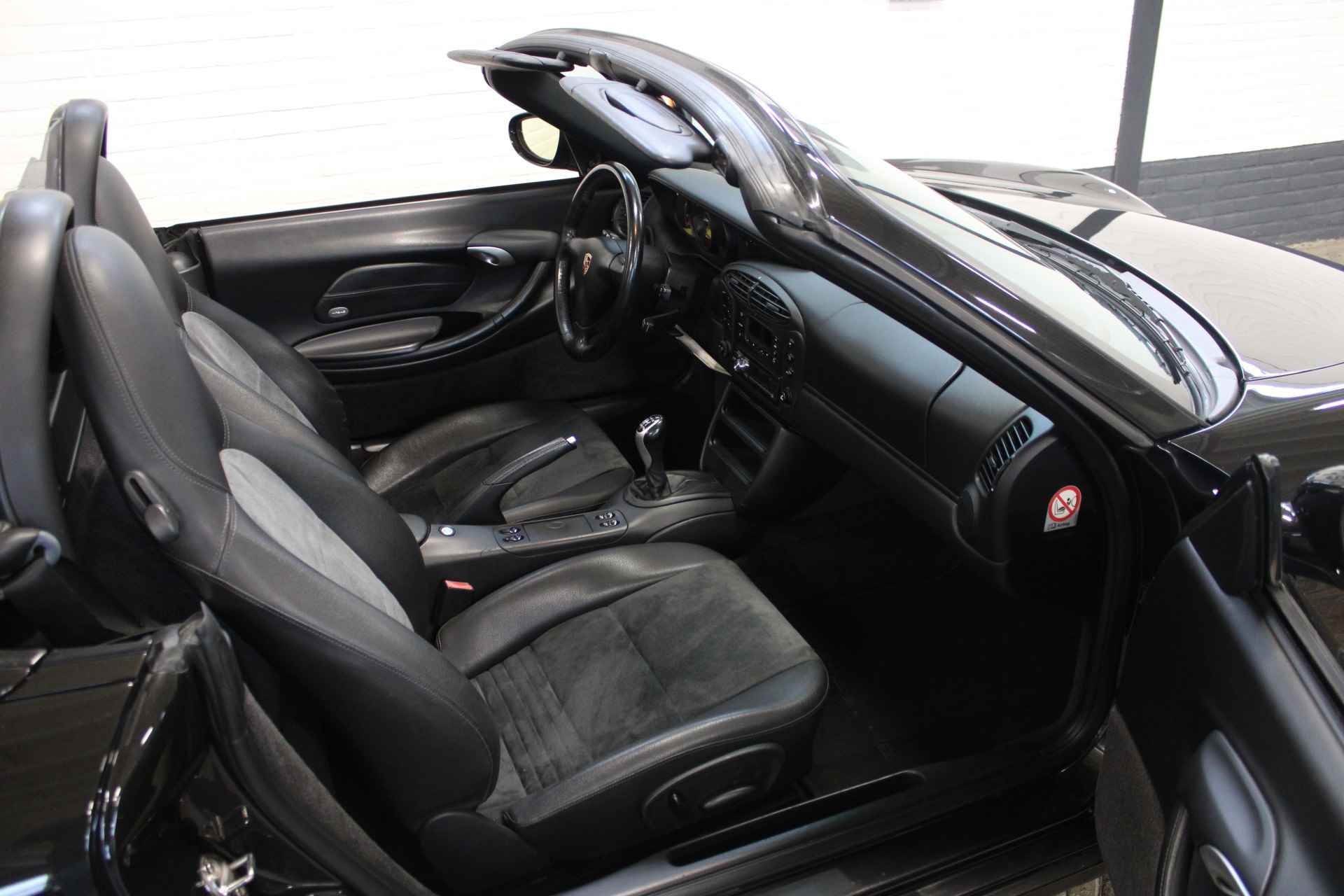 Porsche Boxster 2.7 | Hard en soft top dak | Elektrisch bedienbaar cabrio dak | Airco | Cruise | 16 Inch LMV | Half leder/alcantara bekleding | Origineel NL auto | NAP | - 25/51