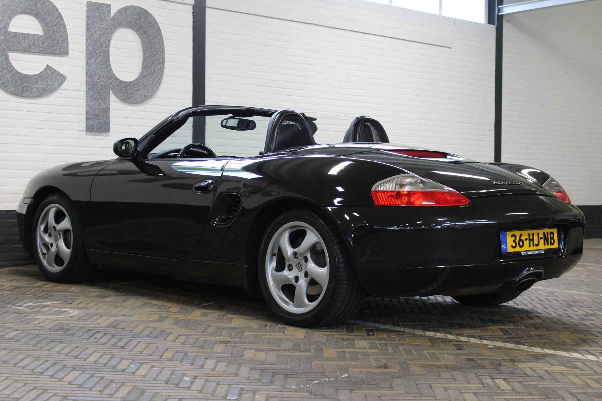 Porsche Boxster 2.7 | Hard en soft top dak | Elektrisch bedienbaar cabrio dak | Airco | Cruise | 16 Inch LMV | Half leder/alcantara bekleding | Origineel NL auto | NAP | - 29/51