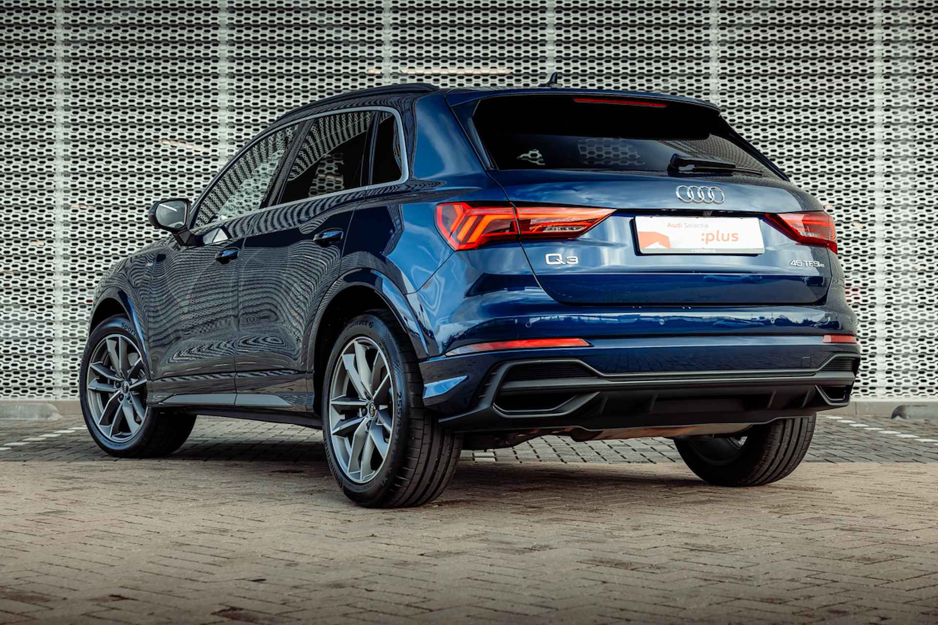 Audi Q3 45 TFSI e 245pk s-tronic S Line exterieur | Nieuw 65k | Panoramadak | Memory | Comfortsleutel | Camera | Adaptive cruise control | Stoelverwarming | Sportstoelen | 19" LM velgen - 5/35