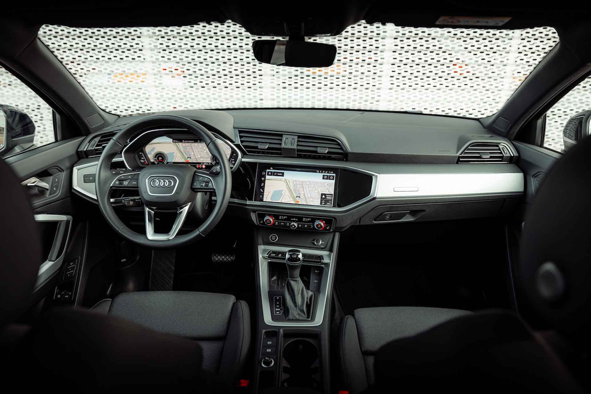 Audi Q3 45 TFSI e 245pk s-tronic S Line exterieur | Nieuw 65k | Panoramadak | Memory | Comfortsleutel | Camera | Adaptive cruise control | Stoelverwarming | Sportstoelen | 19" LM velgen - 17/35