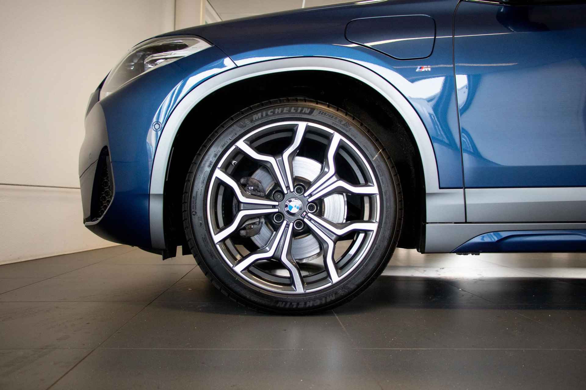 BMW X2 xDrive25e High Executive | Panoramadak | 19" velgen | Comfort Access | - 28/35