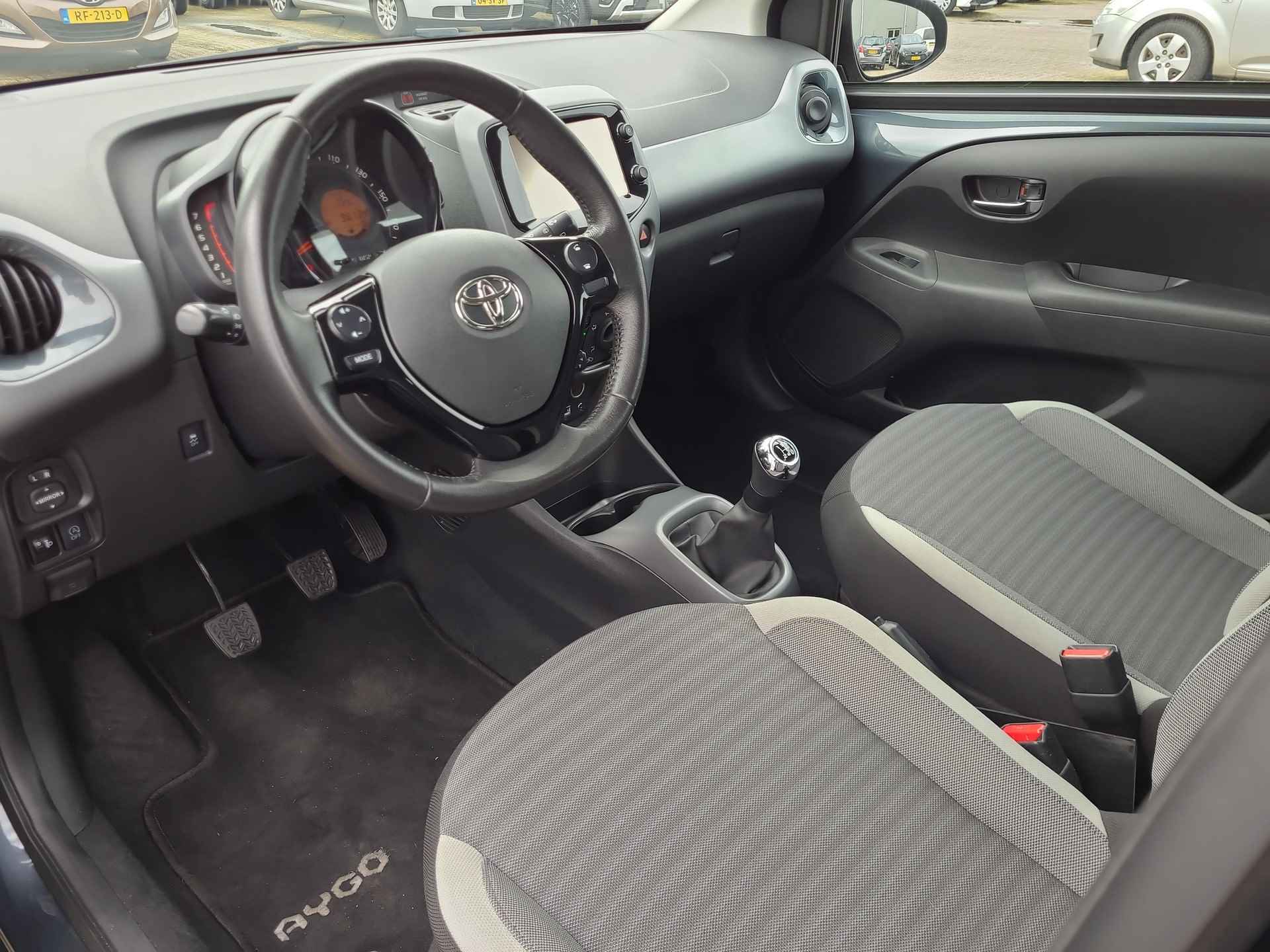 Toyota Aygo 1.0 VVT-i x-play | Airco | Parkeercamera | Rijklaarprijs incl. garantie | - 12/28