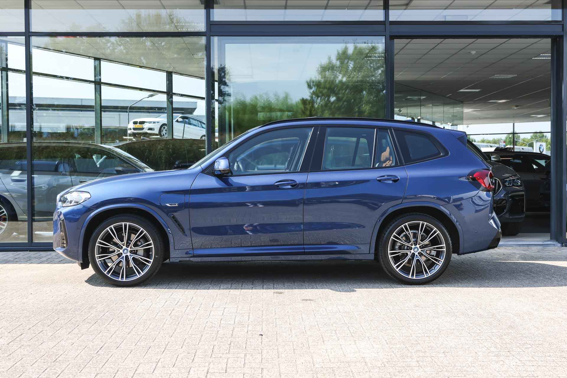 BMW X3 xDrive30e High Executive M Sport Automaat / Panoramadak / Trekhaak /  Laserlight / M sportstoelen / Parking Assistant Plus / Head-Up / Comfort Access - 9/41