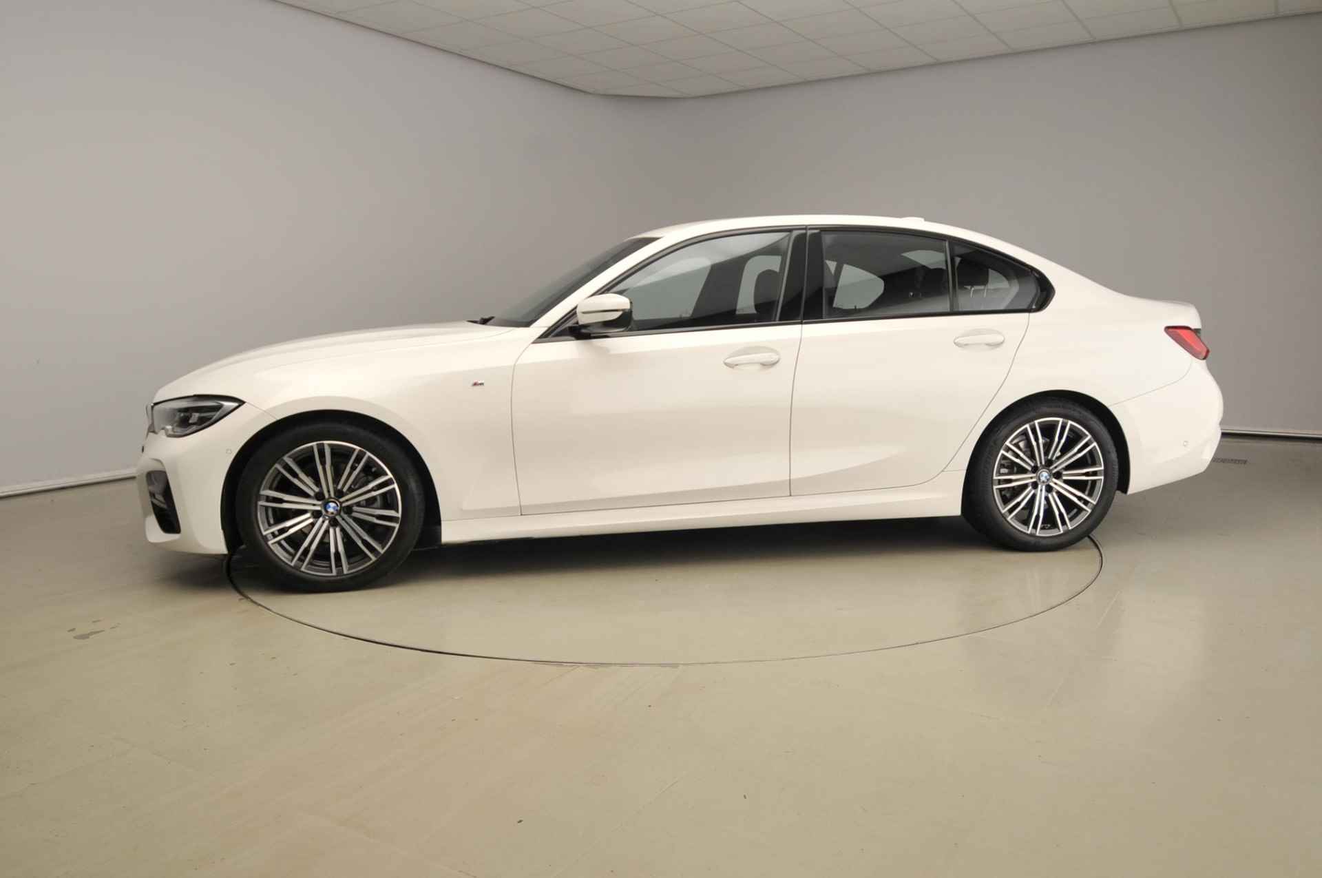 BMW 3 Serie Sedan 320i | M-Sportpakket | LED | Leder | Navigatie | Sportstoelen | Stoelverwarming | Keyles go | DAB | Hifi speakers | Alu 18 inch - 4/42