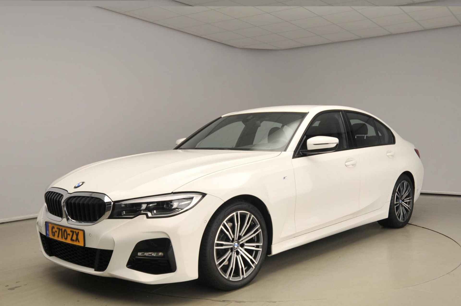 BMW 3 Serie Sedan 320i | M-Sportpakket | LED | Leder | Navigatie | Sportstoelen | Stoelverwarming | Keyles go | DAB | Hifi speakers | Alu 18 inch - 42/42