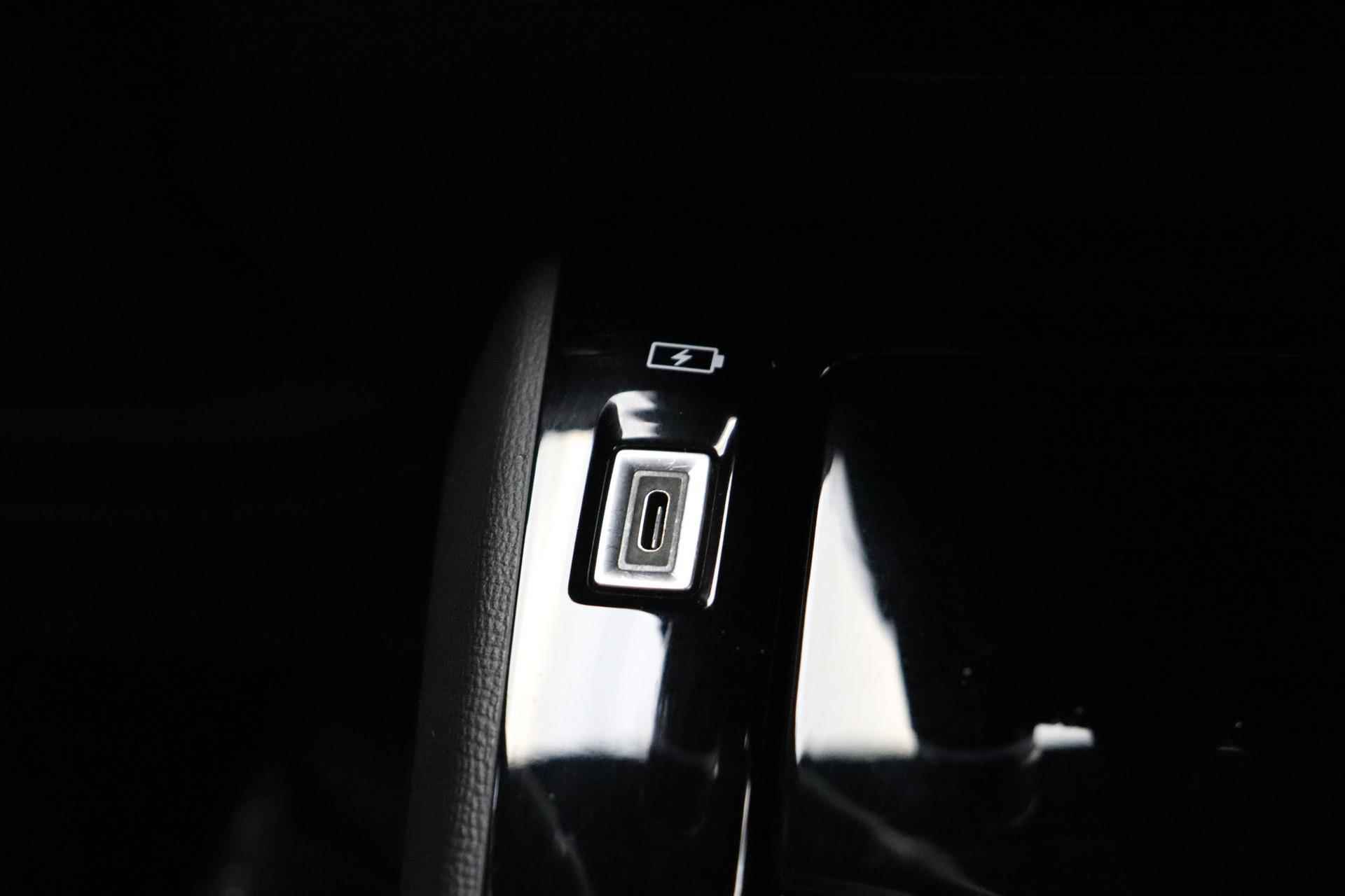 Peugeot e-208 EV GT 50 kWh 3 Fase Black Diamond | 16% bijtelling | Dodehoek Detectie | Navigatie | Achteruitrijcamera | Parkeersensoren Voor en Achter | Android Auto & Apple Carplay | - 27/36
