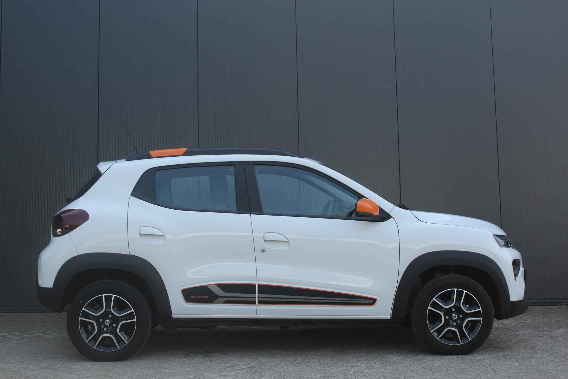 Dacia Spring Comfort Plus 45Pk (Orange Pack) 27 kWh | Apple & Android Carplay | Navigatie | €2000,- Subsidie Mogelijk | Parkeersensoren Achter & Camera | DC Snellader 30Kw | Airco | Bluetooth Telefoonvoorbereiding | - 4/25