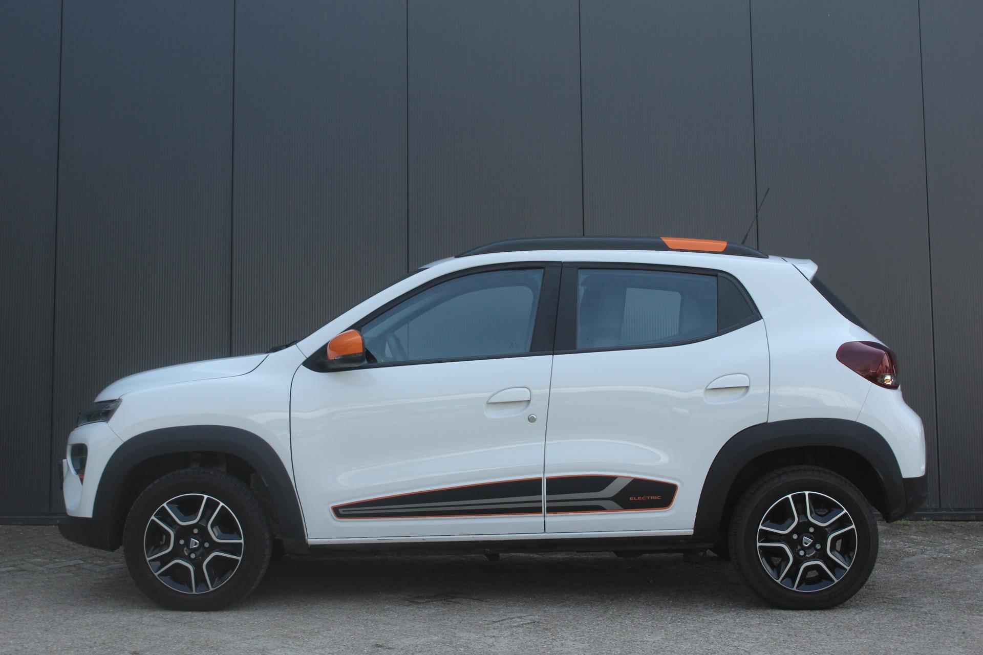 Dacia Spring Comfort Plus 45Pk (Orange Pack) 27 kWh | Apple & Android Carplay | Navigatie | €2000,- Subsidie Mogelijk | Parkeersensoren Achter & Camera | DC Snellader 30Kw | Airco | Bluetooth Telefoonvoorbereiding | - 8/25