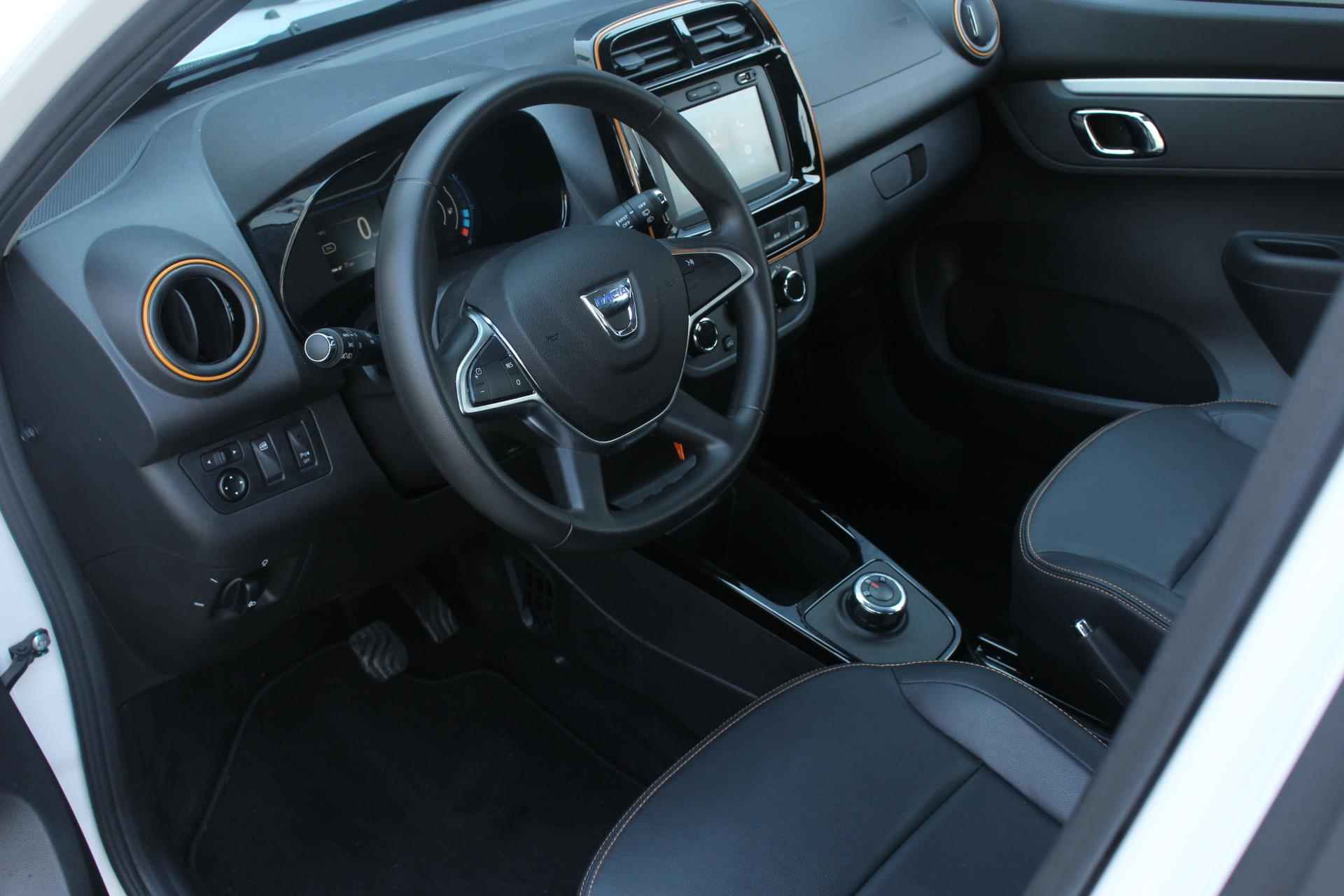 Dacia Spring Comfort Plus 45Pk (Orange Pack) 27 kWh | Apple & Android Carplay | Navigatie | €2000,- Subsidie Mogelijk | Parkeersensoren Achter & Camera | DC Snellader 30Kw | Airco | Bluetooth Telefoonvoorbereiding | - 10/25