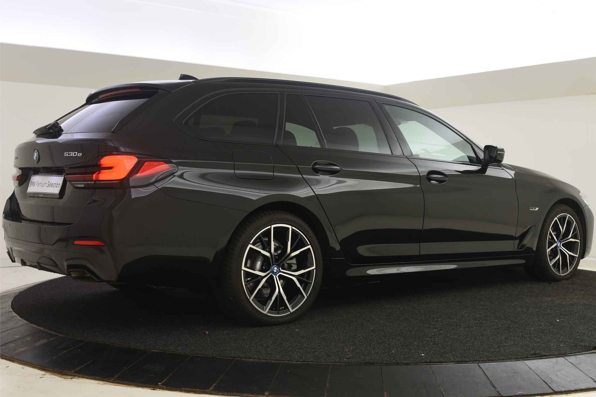 BMW 5 Serie Touring 530e xDrive High Executive M Sport Automaat / Panoramadak / Sportstoelen / Stoelverwarming / Parking Assistant / Live Cockpit Professional / Active Cruise Control - 14/49