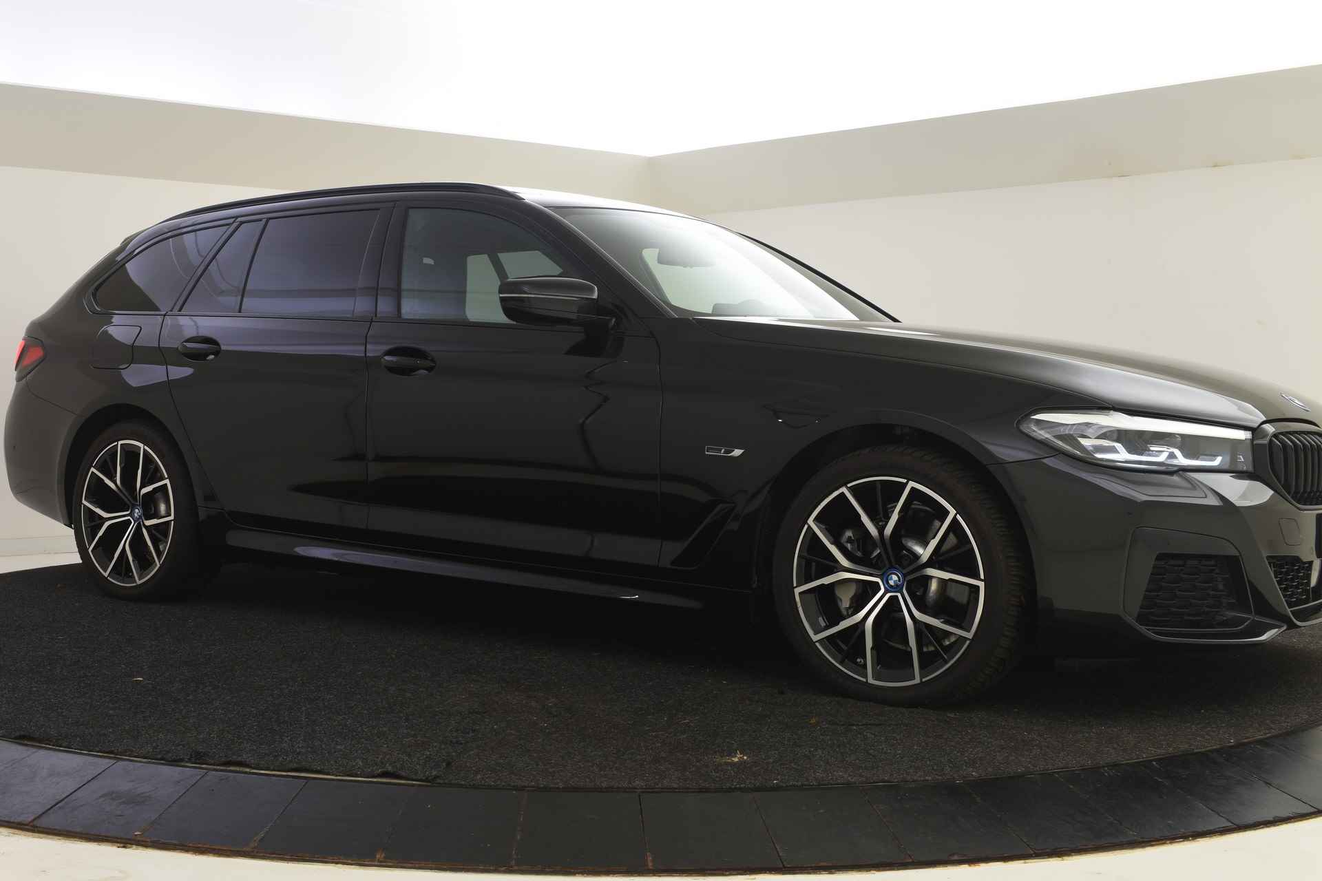 BMW 5 Serie Touring 530e xDrive High Executive M Sport Automaat / Panoramadak / Sportstoelen / Stoelverwarming / Parking Assistant / Live Cockpit Professional / Active Cruise Control - 23/49