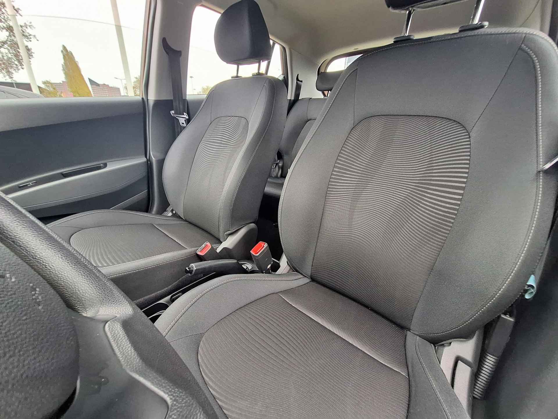 Hyundai i10 1.0i Comfort Navigator | Rijklaarprijs! | Navigatie | Airco | Cruise Control | Parkeersensoren | Mistlampen | All Season banden | Inclusief 36 mnd Garantie! | - 19/34