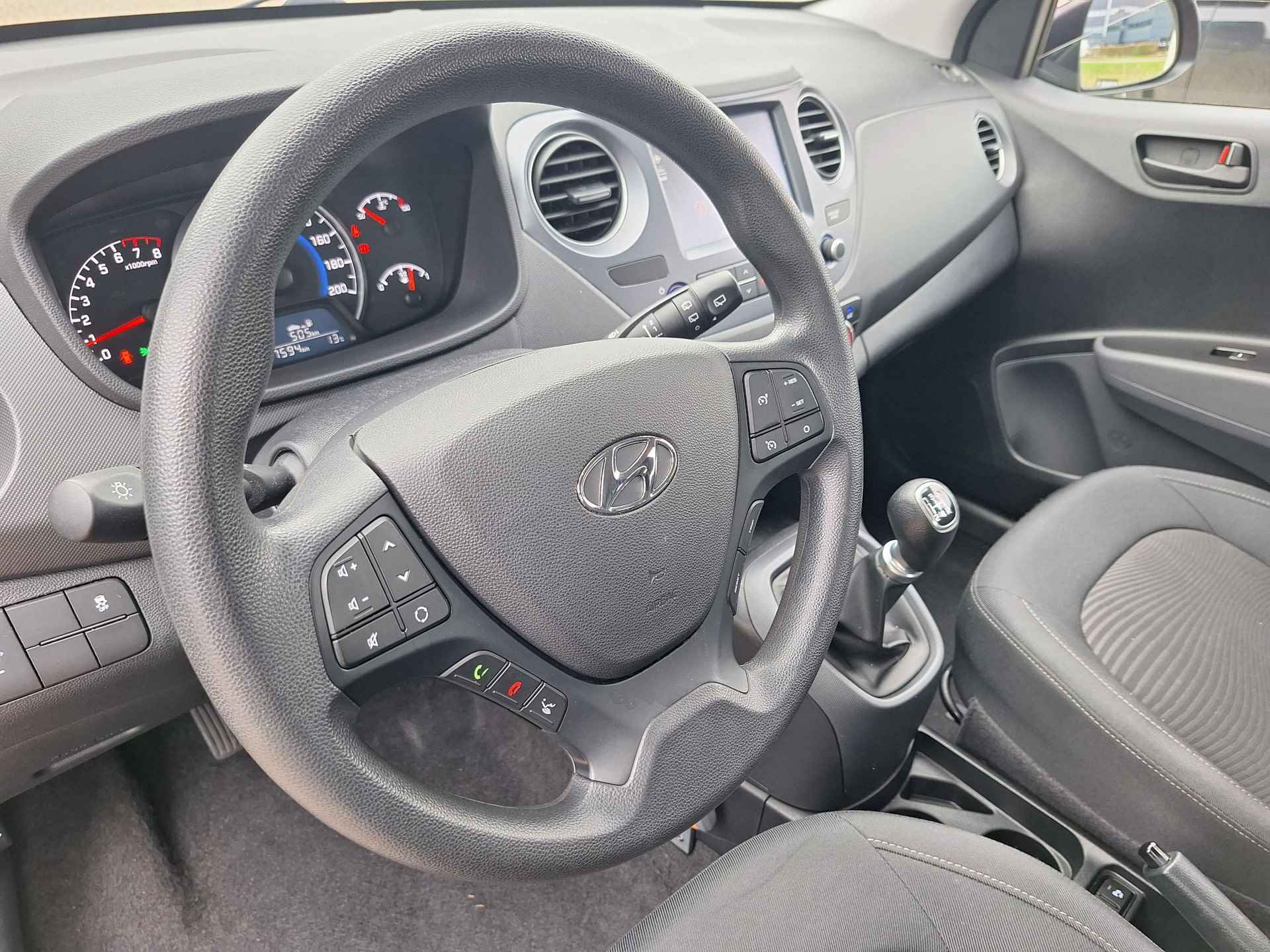 Hyundai i10 1.0i Comfort Navigator | Rijklaarprijs! | Navigatie | Airco | Cruise Control | Parkeersensoren | Mistlampen | All Season banden | Inclusief 36 mnd Garantie! | - 22/34