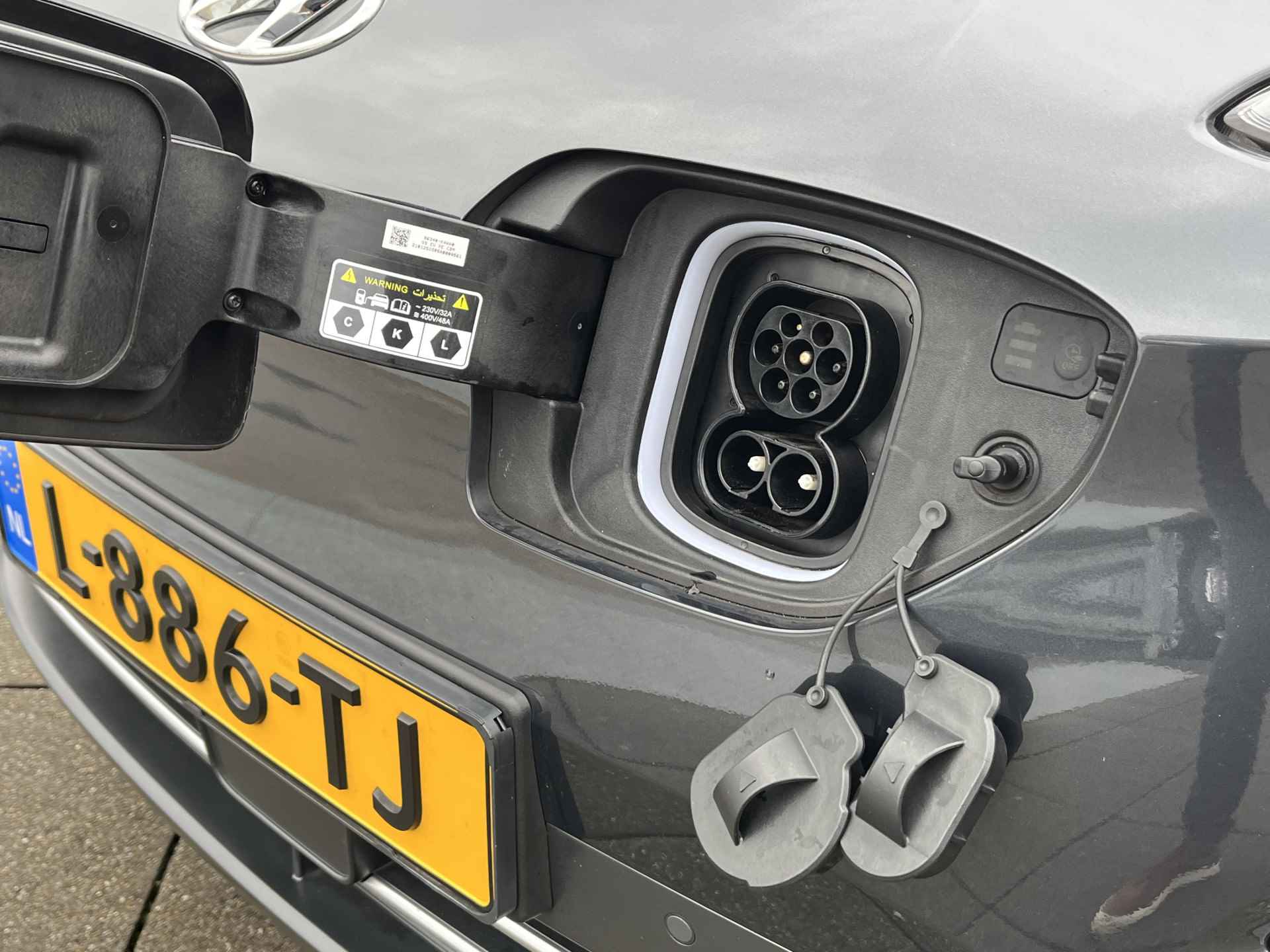 Hyundai KONA EV Premium 64 kWh | Leder | Stoelverwarming | Navigatie - 12/39