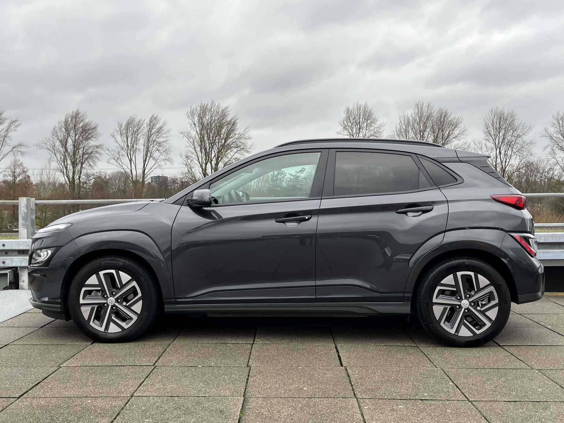 Hyundai KONA EV Premium 64 kWh | Leder | Stoelverwarming | Navigatie - 13/39