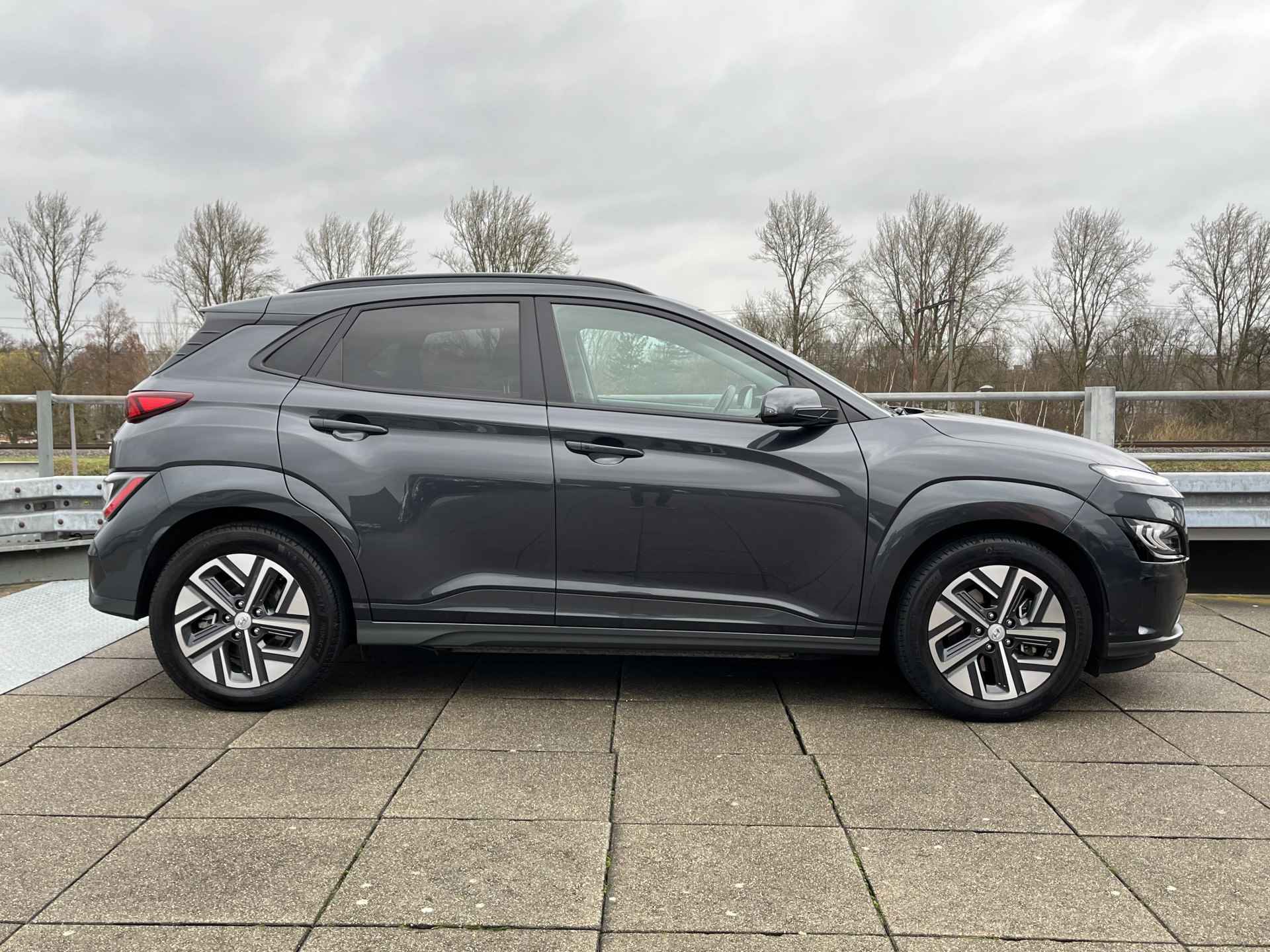 Hyundai KONA EV Premium 64 kWh | Leder | Stoelverwarming | Navigatie - 20/39