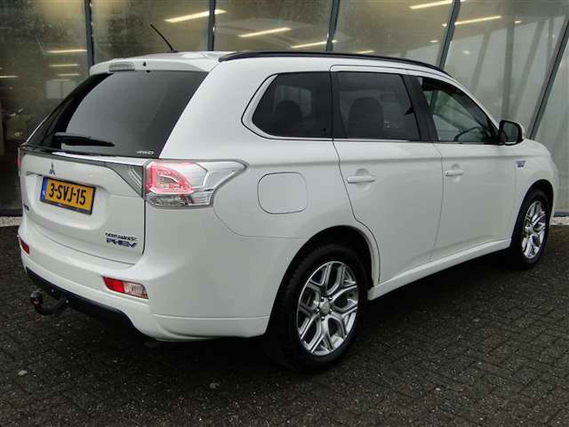 Mitsubishi Outlander 2.0 PHEV Instyle Nieuwe Accu & All-season! Leer | Schuifdak | Trekhaak - 2/19