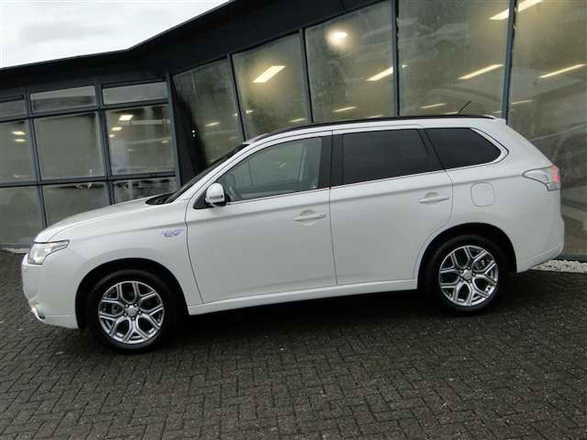 Mitsubishi Outlander 2.0 PHEV Instyle Nieuwe Accu & All-season! Leer | Schuifdak | Trekhaak - 3/19