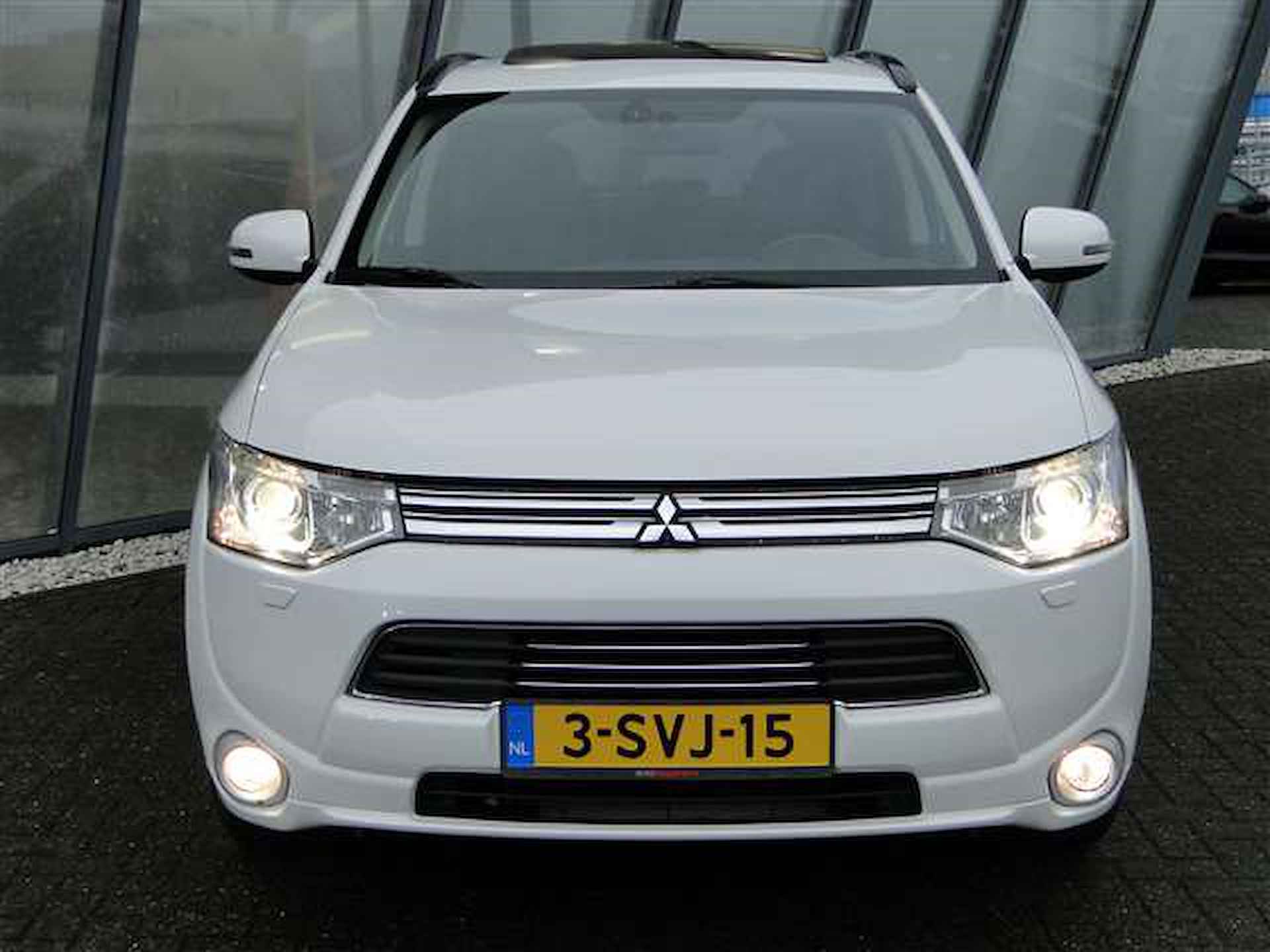 Mitsubishi Outlander 2.0 PHEV Instyle Nieuwe Accu & All-season! Leer | Schuifdak | Trekhaak - 18/19