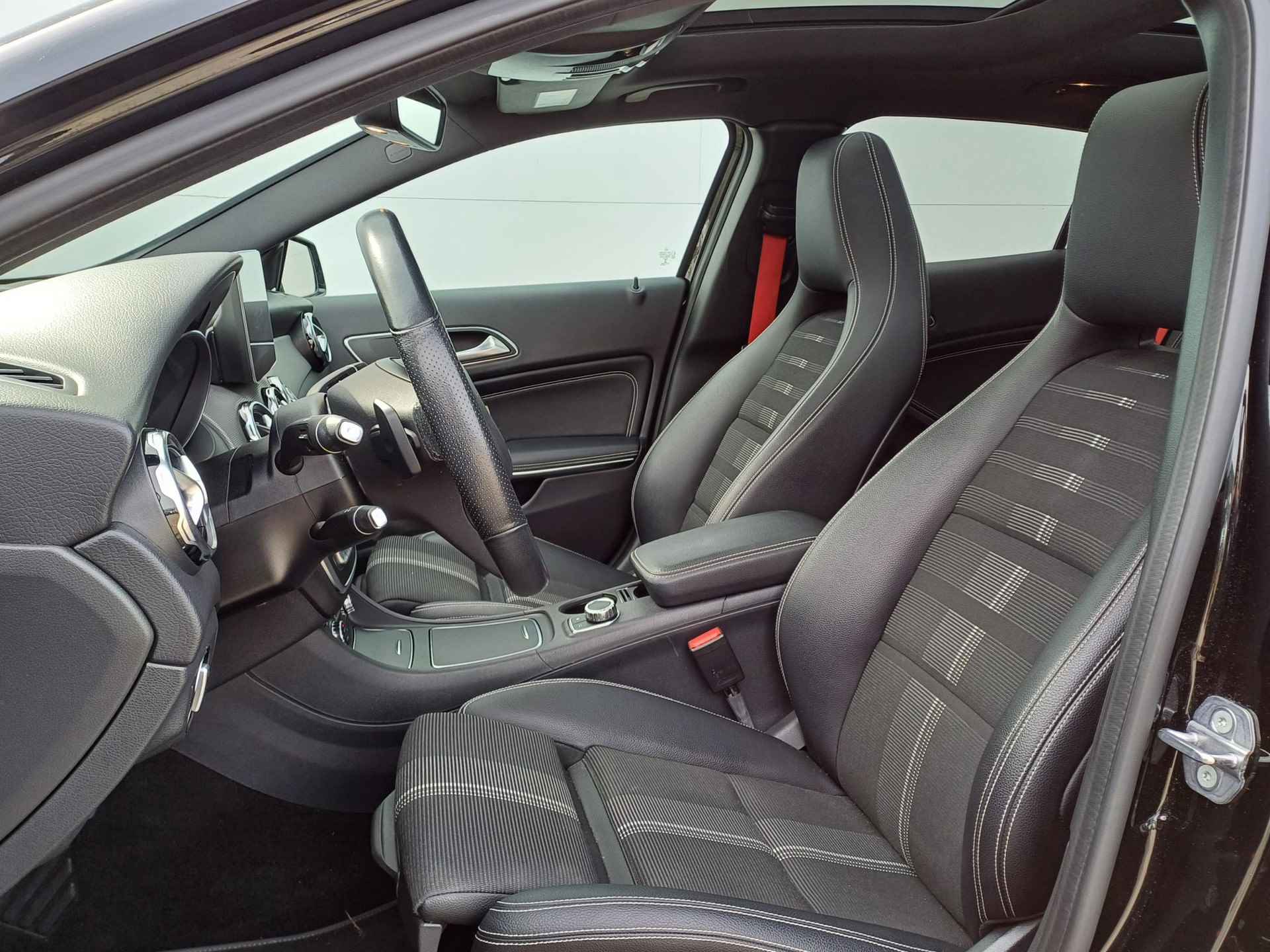 Mercedes-Benz GLA-klasse 180 Sport Edition Premium Plus Half Leder / Automaat / Navigatie / Panoramadak / Climate Control / LED / AMG-Styling - 16/47