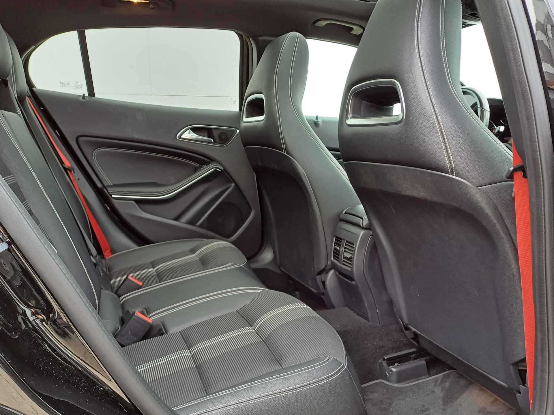 Mercedes-Benz GLA-klasse 180 Sport Edition Premium Plus Half Leder / Automaat / Navigatie / Panoramadak / Climate Control / LED / AMG-Styling - 19/47