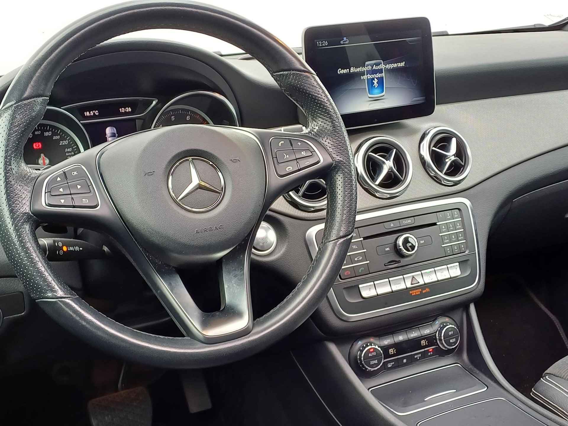 Mercedes-Benz GLA-klasse 180 Sport Edition Premium Plus Half Leder / Automaat / Navigatie / Panoramadak / Climate Control / LED / AMG-Styling - 22/47
