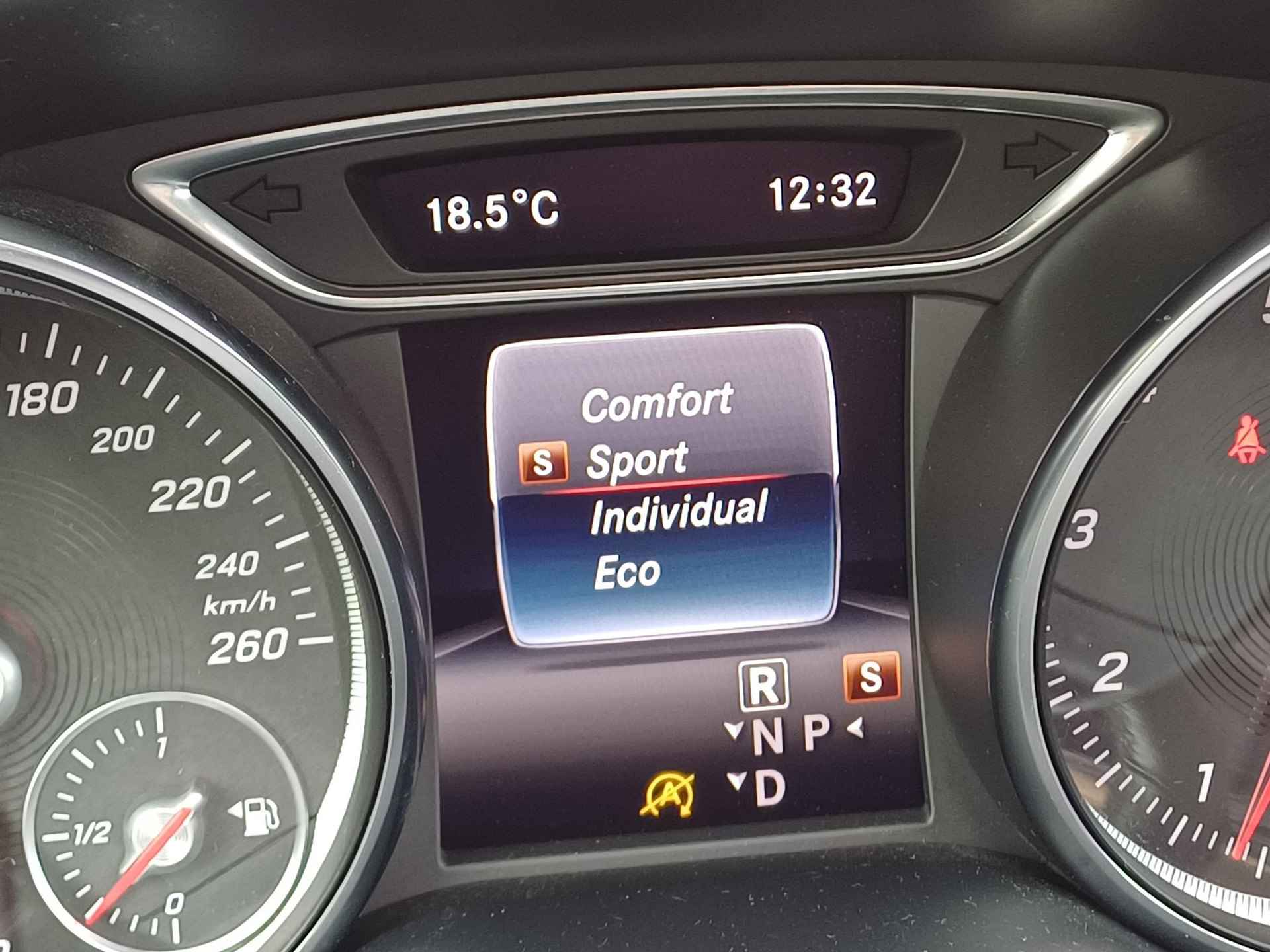 Mercedes-Benz GLA-klasse 180 Sport Edition Premium Plus Half Leder / Automaat / Navigatie / Panoramadak / Climate Control / LED / AMG-Styling - 24/47