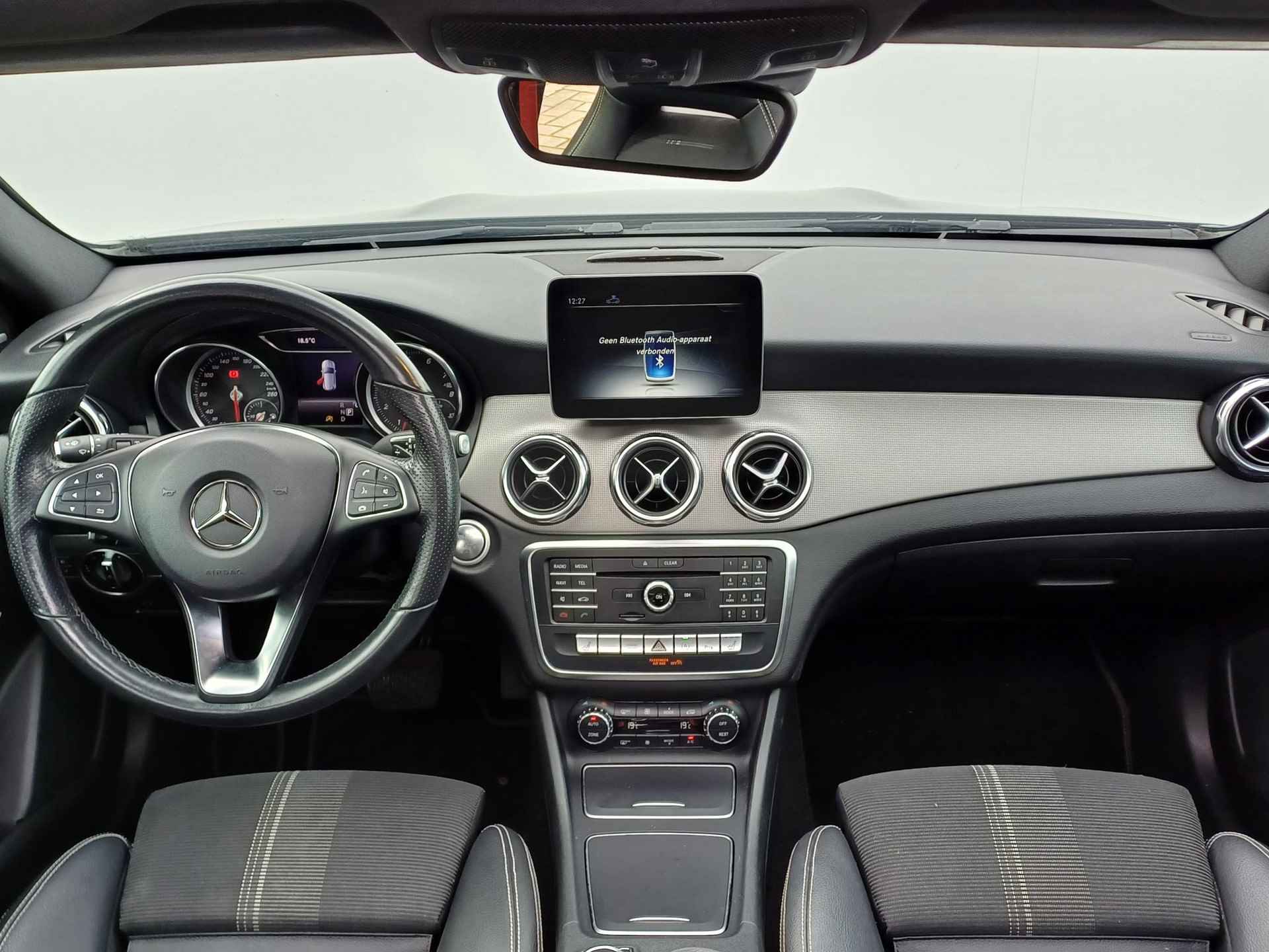 Mercedes-Benz GLA-klasse 180 Sport Edition Premium Plus Half Leder / Automaat / Navigatie / Panoramadak / Climate Control / LED / AMG-Styling - 31/47