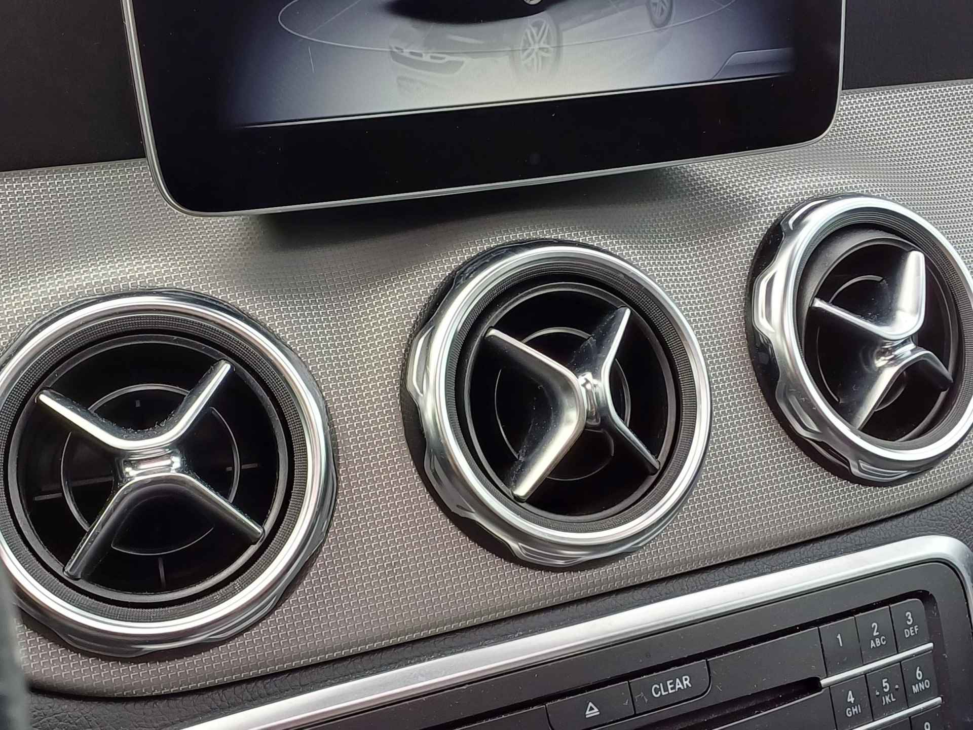 Mercedes-Benz GLA-klasse 180 Sport Edition Premium Plus Half Leder / Automaat / Navigatie / Panoramadak / Climate Control / LED / AMG-Styling - 39/47