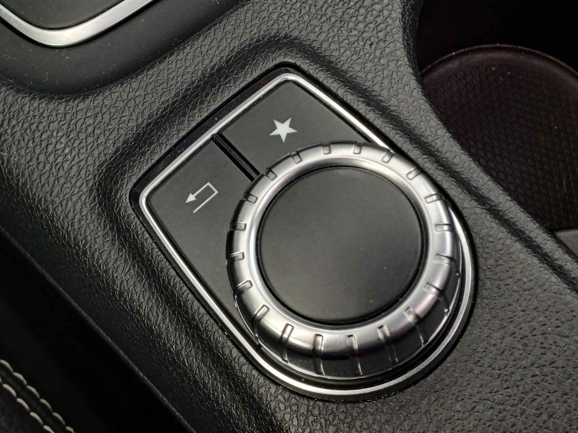 Mercedes-Benz GLA-klasse 180 Sport Edition Premium Plus Half Leder / Automaat / Navigatie / Panoramadak / Climate Control / LED / AMG-Styling - 42/47