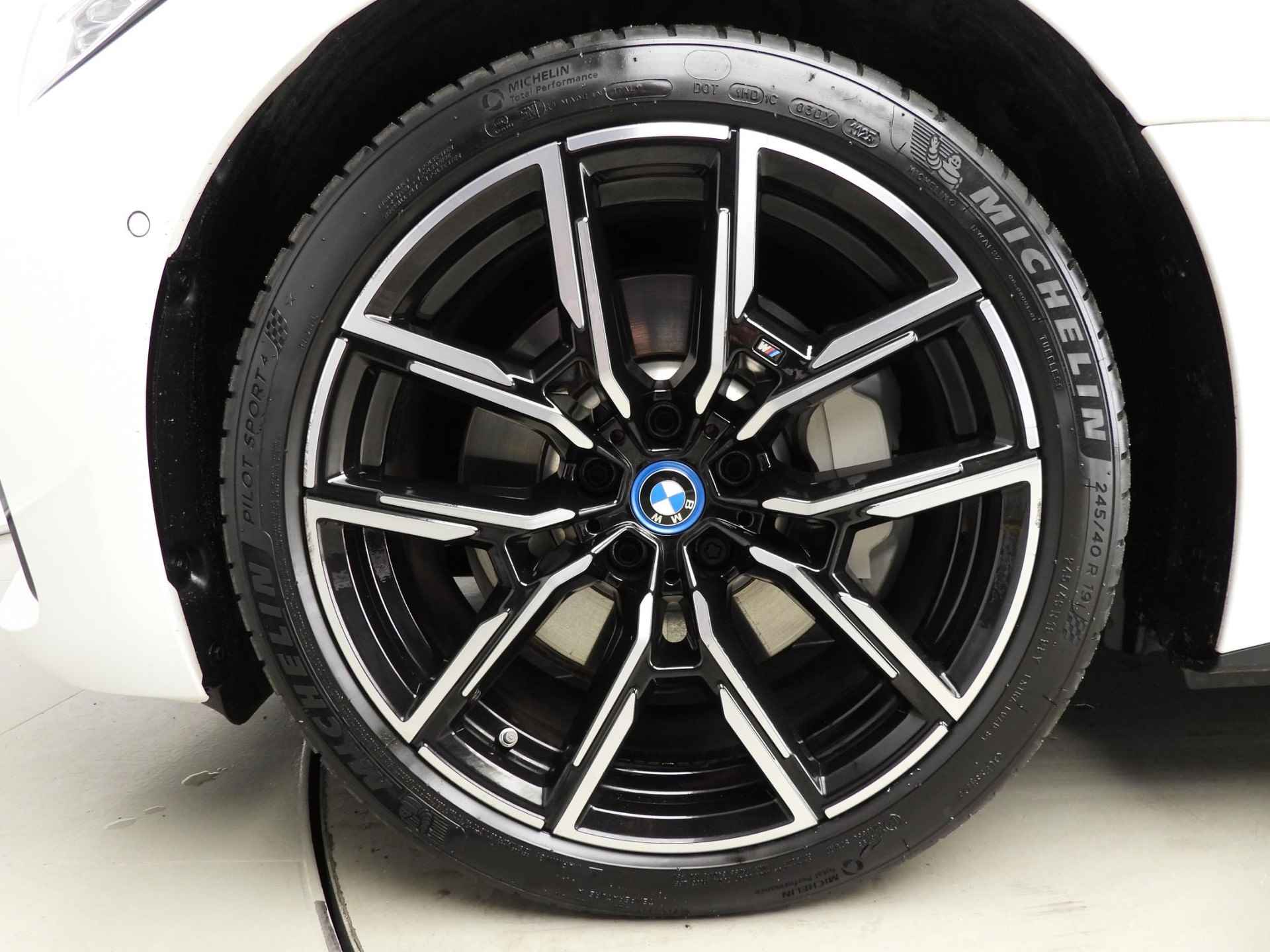 BMW i4 Gran Coupe eDrive40 | M-Sportpakket | LED | Navigatie | Schuifdak | Elektr. zetels | DAB | Harman-kardon sound | Alu 19 inch - 48/48