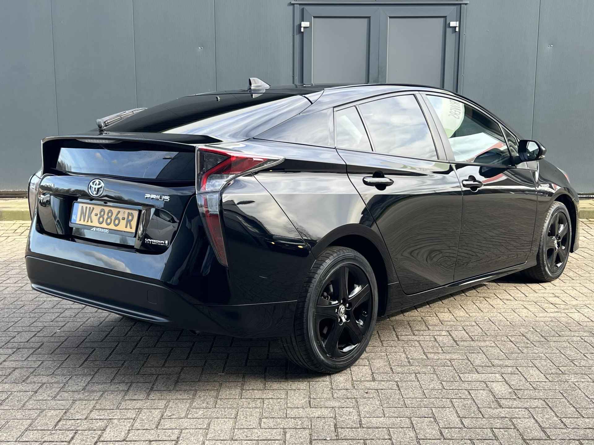 Toyota Prius 1.8 First Edition Automaat / Navigatie / Cruise Control / Climate Control / Stoelverwarming / DAB / Bluetooth / Head-Up Display / Dodehoek Herkenning / Camera - 3/30