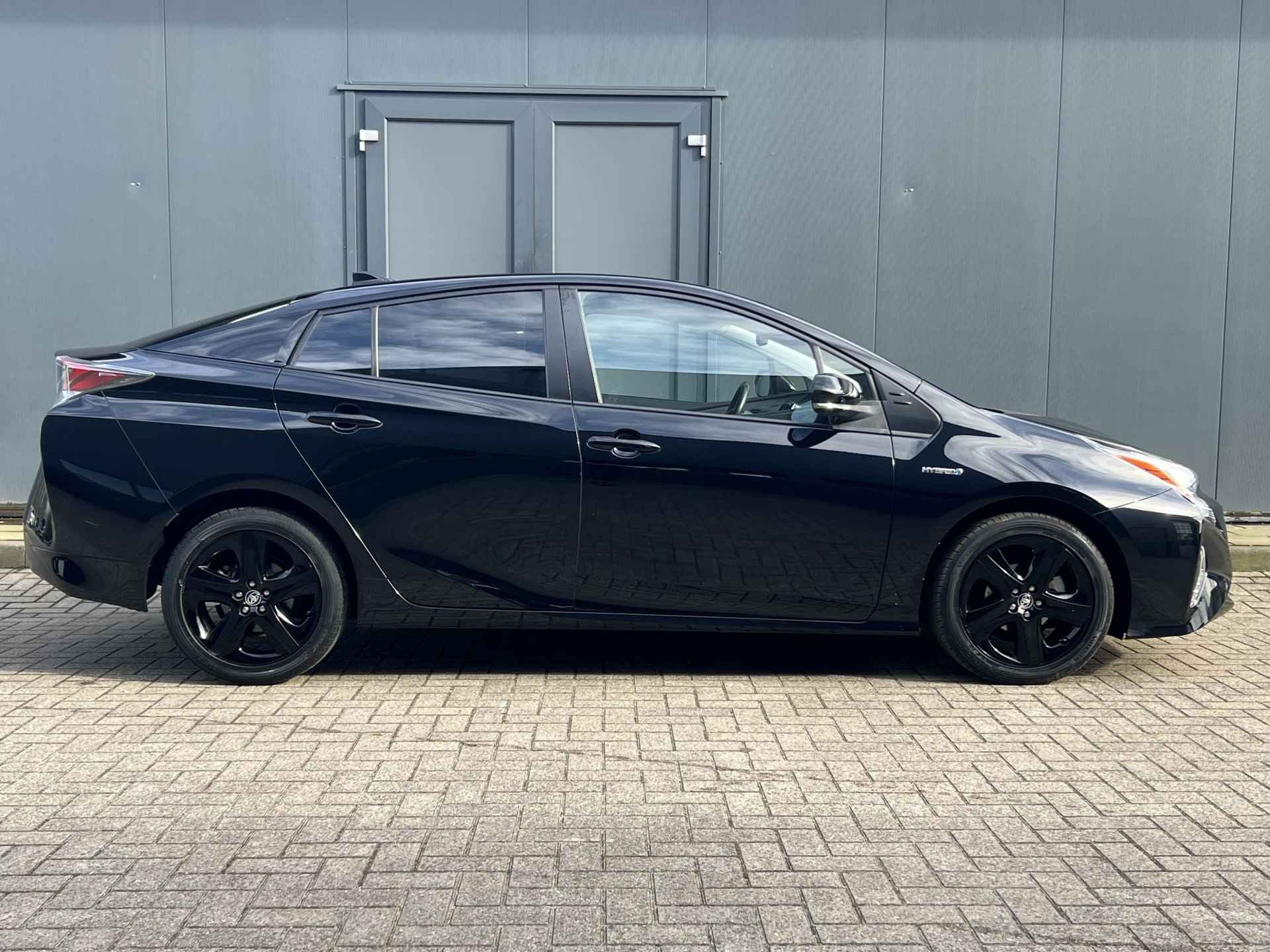 Toyota Prius 1.8 First Edition Automaat / Navigatie / Cruise Control / Climate Control / Stoelverwarming / DAB / Bluetooth / Head-Up Display / Dodehoek Herkenning / Camera - 16/30