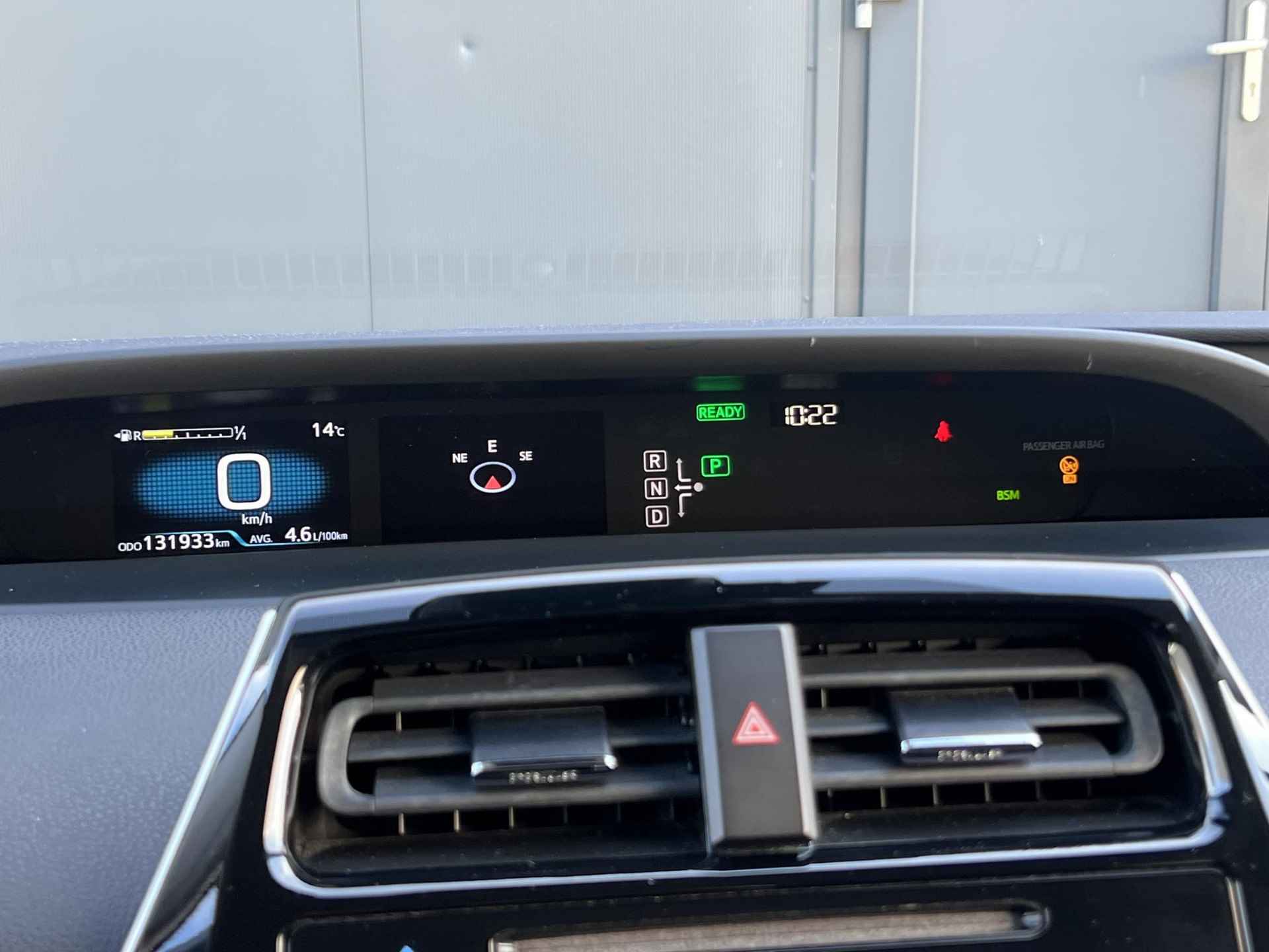 Toyota Prius 1.8 First Edition Automaat / Navigatie / Cruise Control / Climate Control / Stoelverwarming / DAB / Bluetooth / Head-Up Display / Dodehoek Herkenning / Camera - 19/30