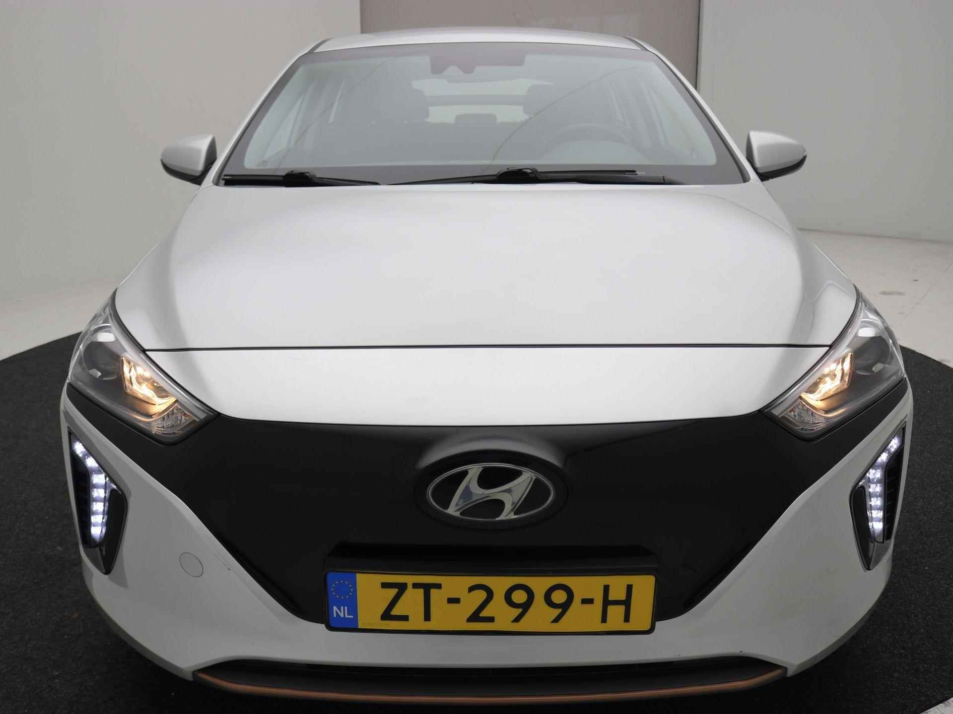 Hyundai IONIQ Comfort EV / SoH 100% / Navigatie / Adaptieve Cruise Control / Apple CarPlay & Android Auto / Airco Climate Control / Historie bekend / NL Auto / - 60/68