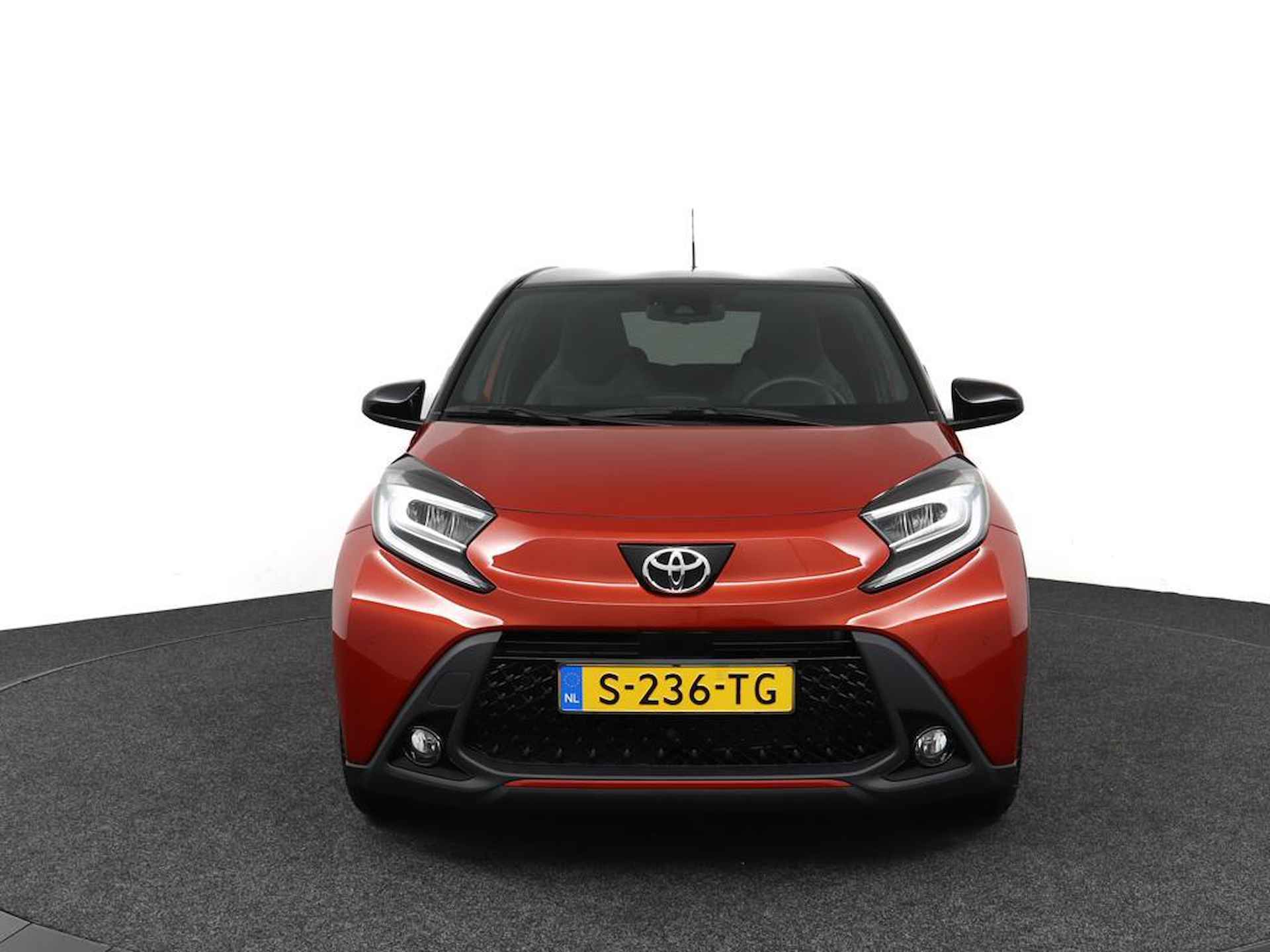 Toyota Aygo X 1.0 VVT-i MT Premium | voorstoelen verwarmd | parkeersensoren v/a | Navigatie | - 16/45