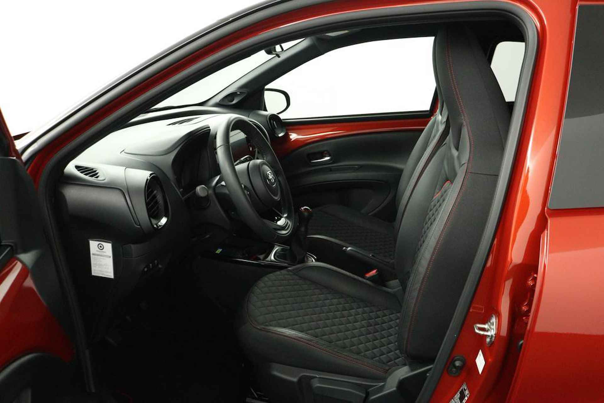 Toyota Aygo X 1.0 VVT-i MT Premium | voorstoelen verwarmd | parkeersensoren v/a | Navigatie | - 17/45