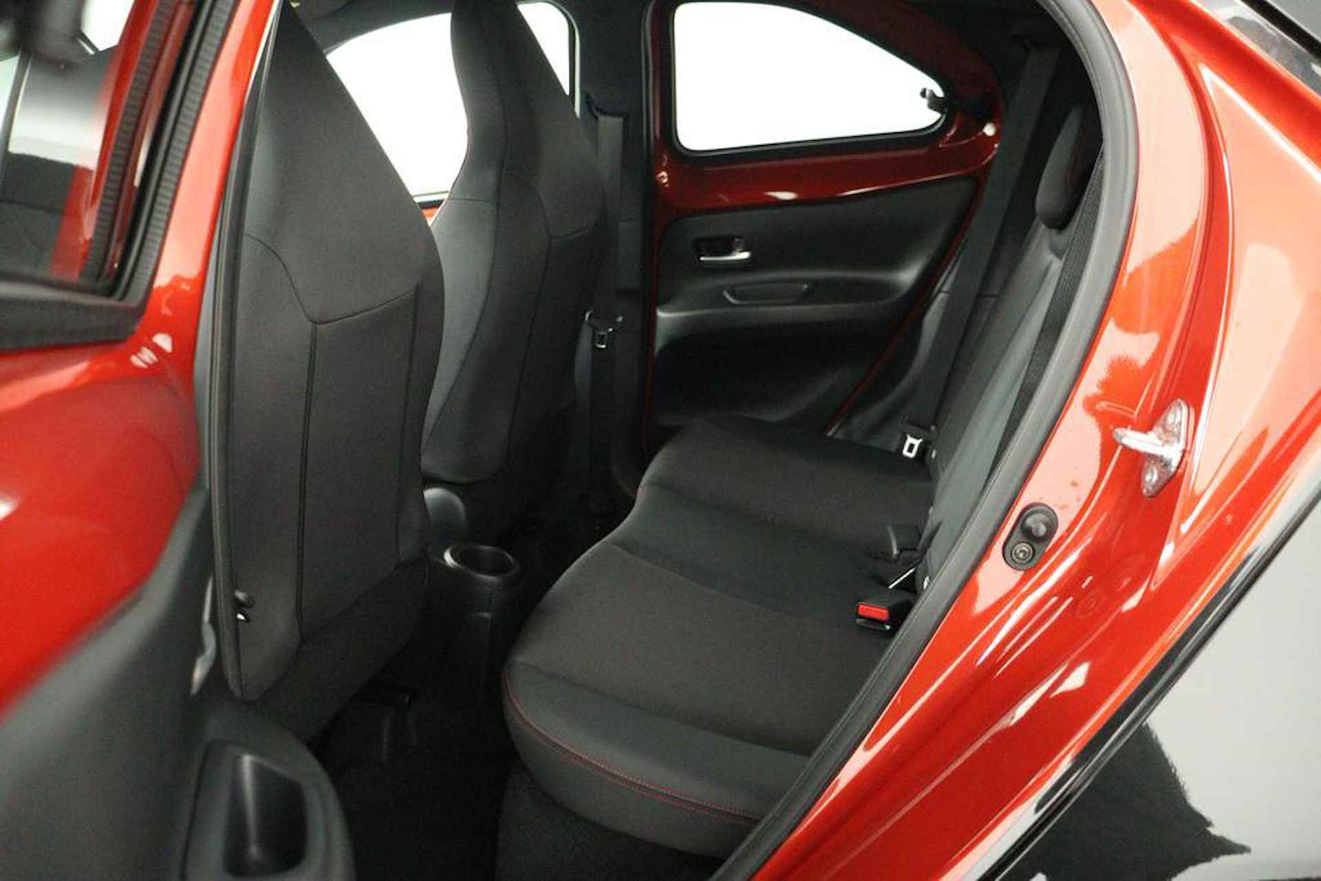 Toyota Aygo X 1.0 VVT-i MT Premium | voorstoelen verwarmd | parkeersensoren v/a | Navigatie | - 18/45