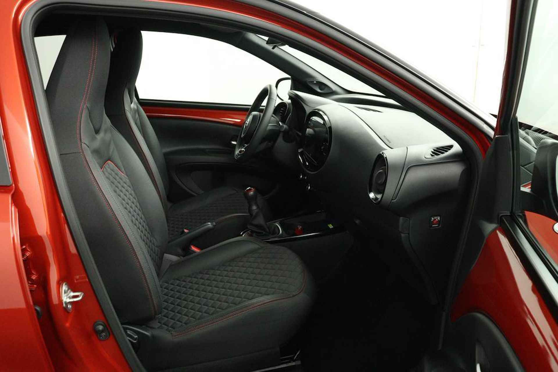 Toyota Aygo X 1.0 VVT-i MT Premium | voorstoelen verwarmd | parkeersensoren v/a | Navigatie | - 21/45