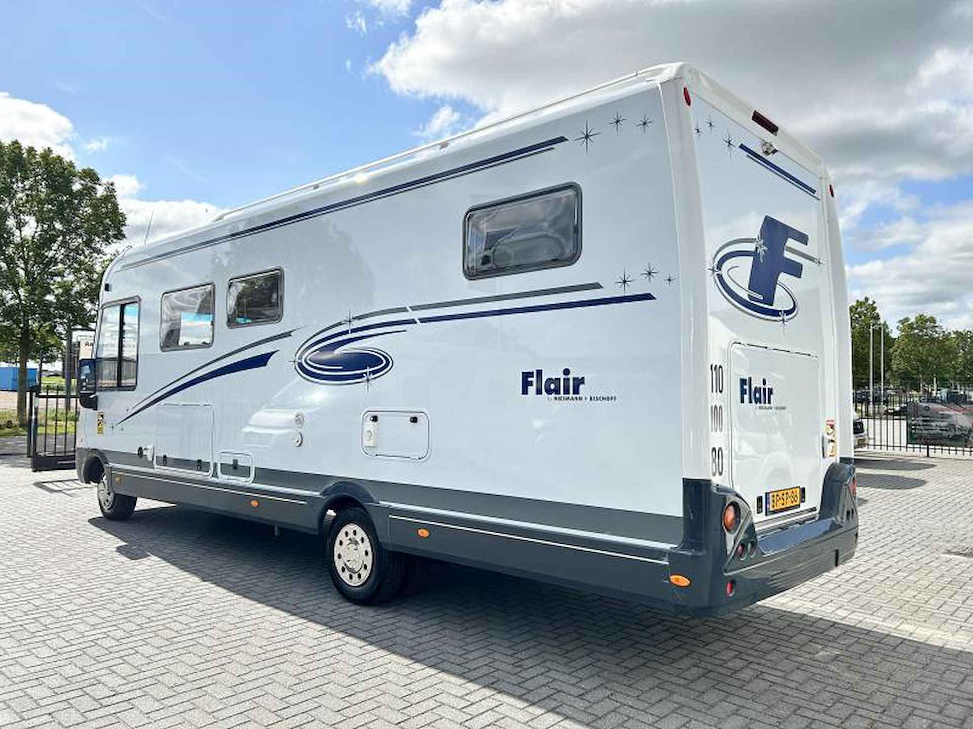 Niesmann+Bischoff Flair 8000 I enkele-bedden/alle-opties - 5/23