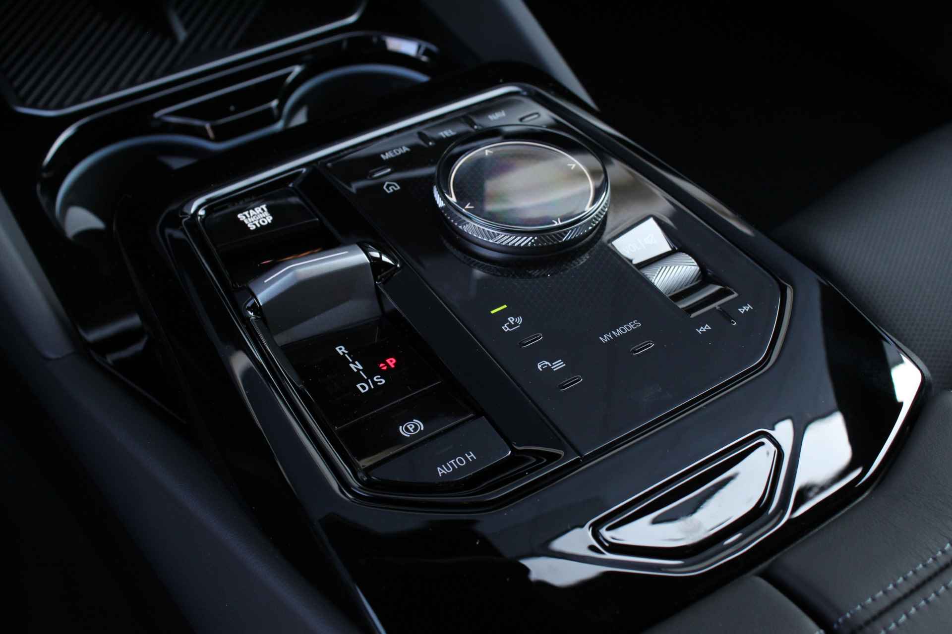 BMW 5 Serie 520i M Sport Automaat / Adaptieve LED / Parking Assistant / Harman-Kardon / M Sportonderstel / Stoelverwarming / Leder - 24/31