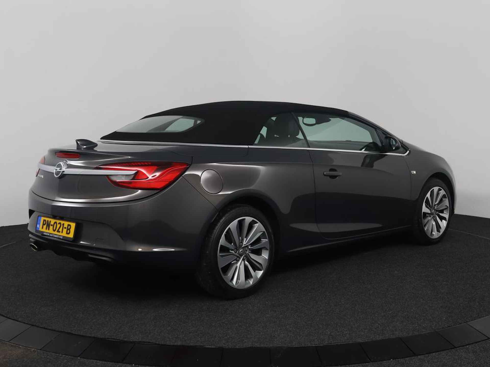 Opel Cascada 1.4 Turbo ecoFLEX Innovation Lederen Interieur | Stoel/stuur verwarming | PDC achter | Camera | Alarm | 19 inch alu velgen | Elec. bedienbare kap! - 2/42