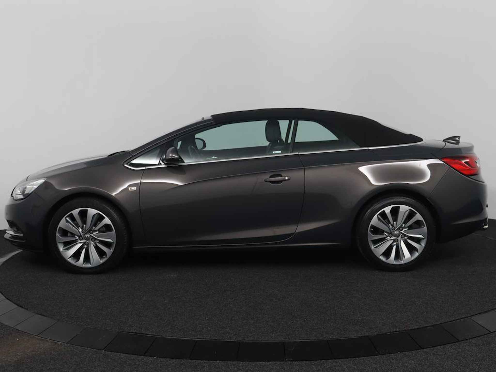 Opel Cascada 1.4 Turbo ecoFLEX Innovation Lederen Interieur | Stoel/stuur verwarming | PDC achter | Camera | Alarm | 19 inch alu velgen | Elec. bedienbare kap! - 5/42