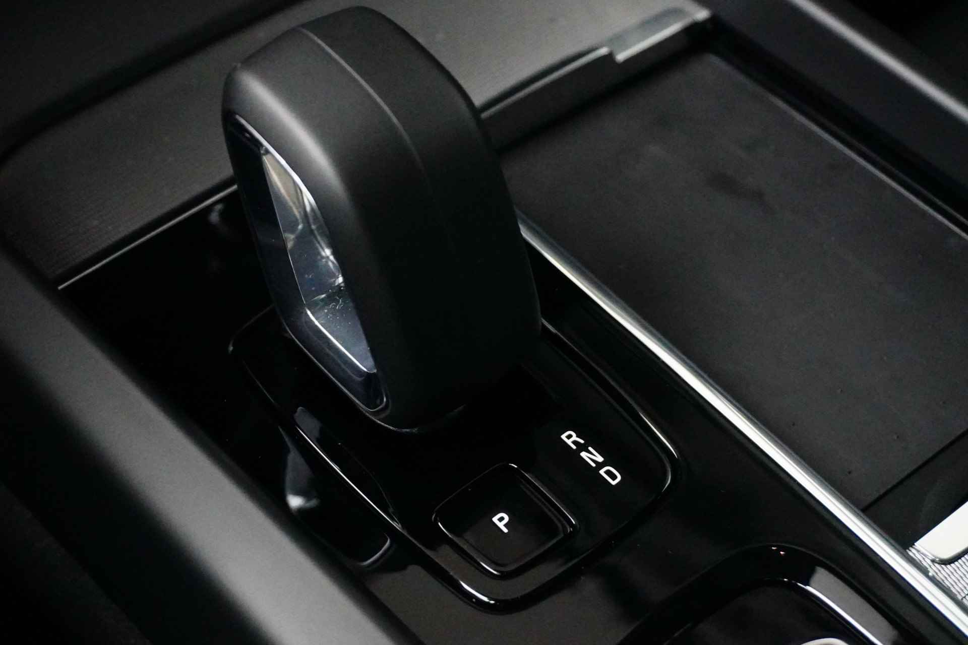 Volvo XC60 Recharge T6 AWD Plus Dark Long Range | Lightning Pack | Getint glas | 21" wielen | Trekhaak | Parkeerverwarming | - 26/34